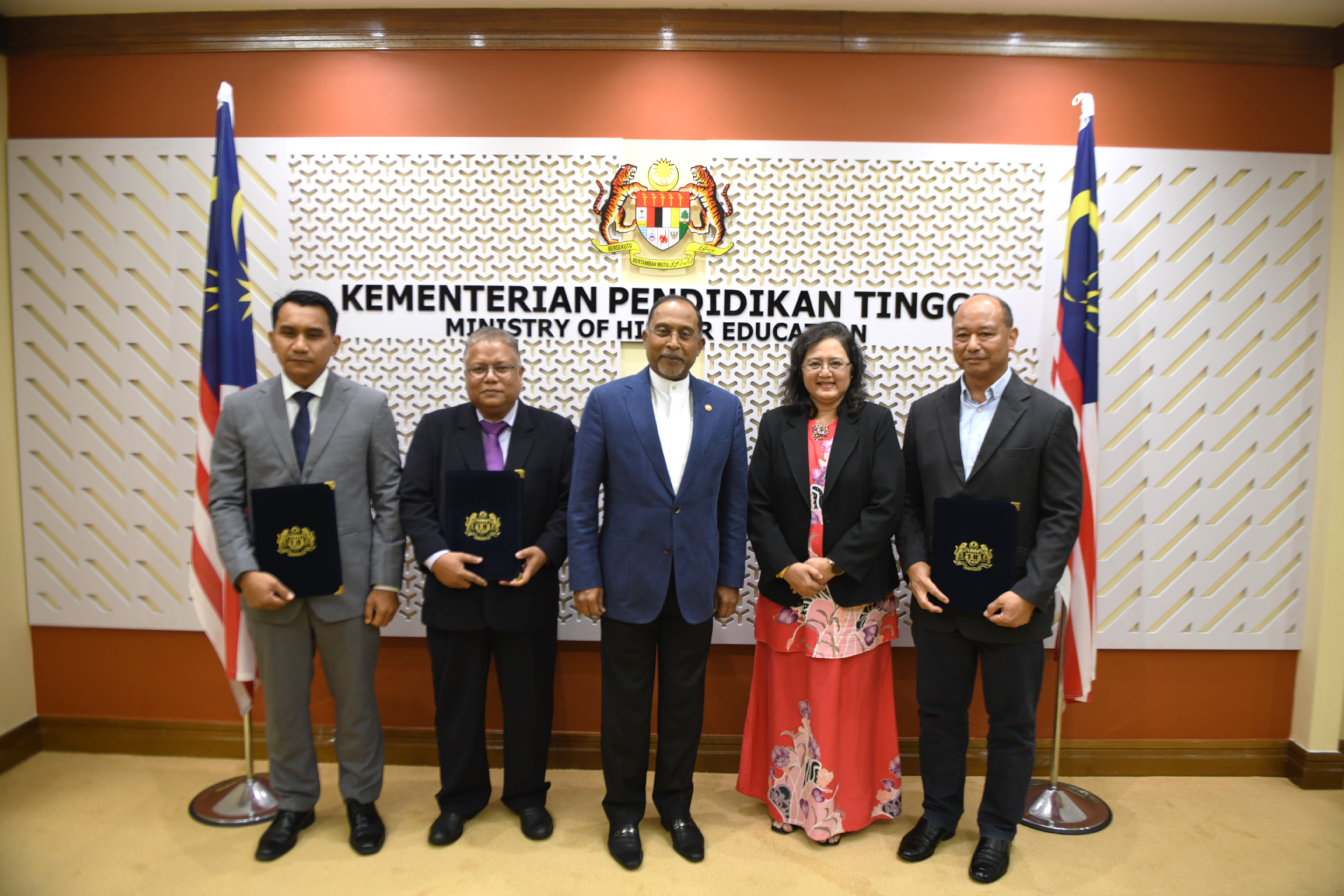 YB Menteri Serah Surat Pelantikan Tiga Timbalan Naib Canselor UA