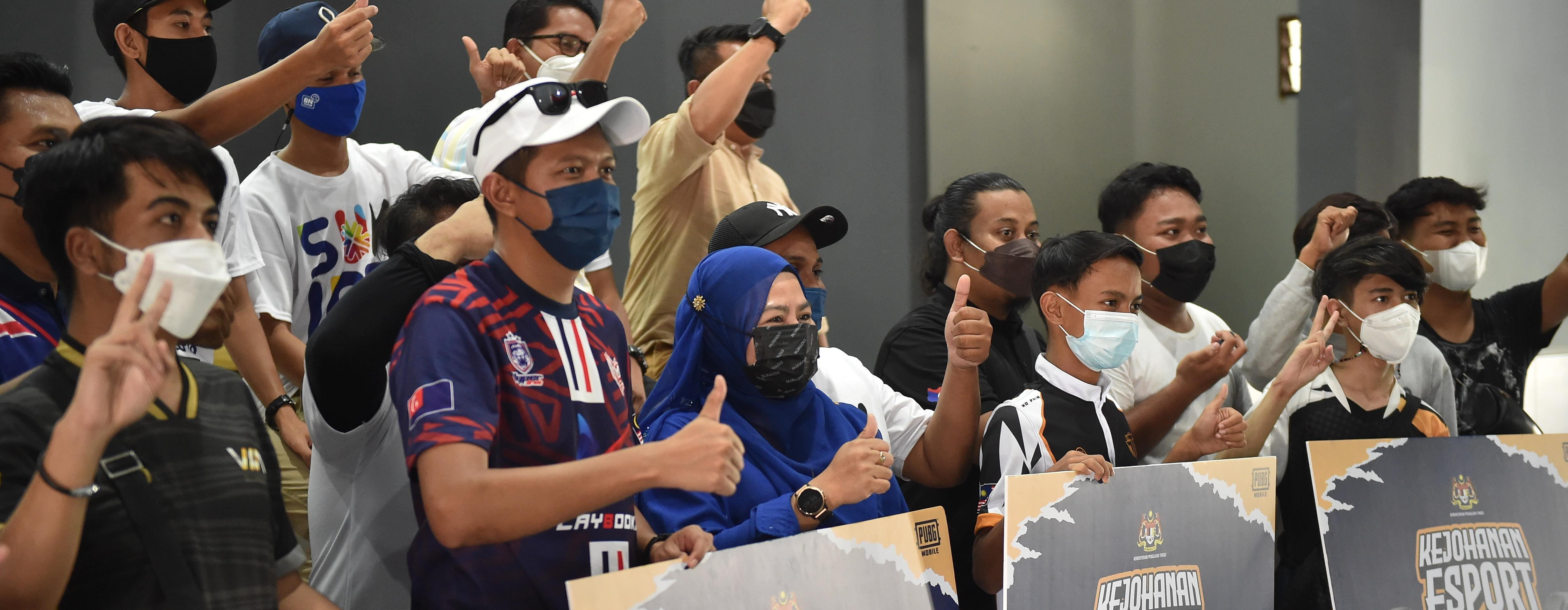 YBM Menyampaikan Hadiah Pemenang Kejohanan Esport