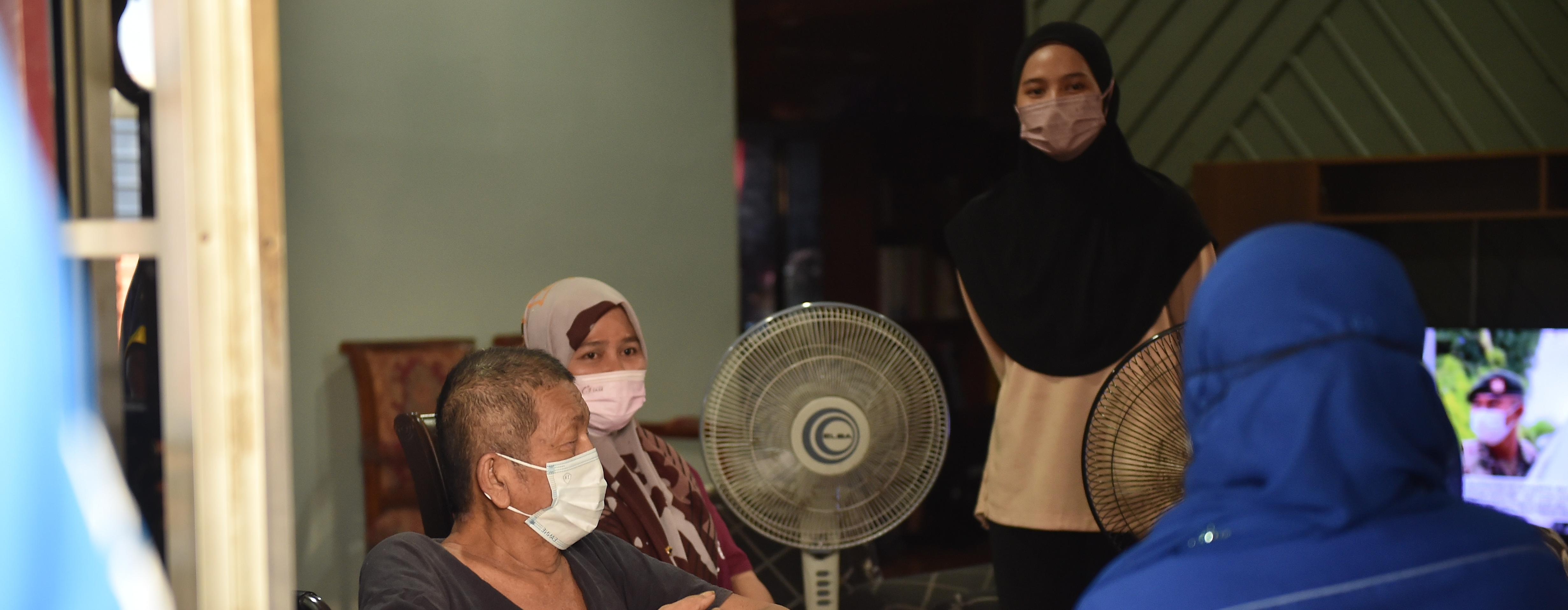 YBM Serah Bantuan Kepada Pelajar UniMAP