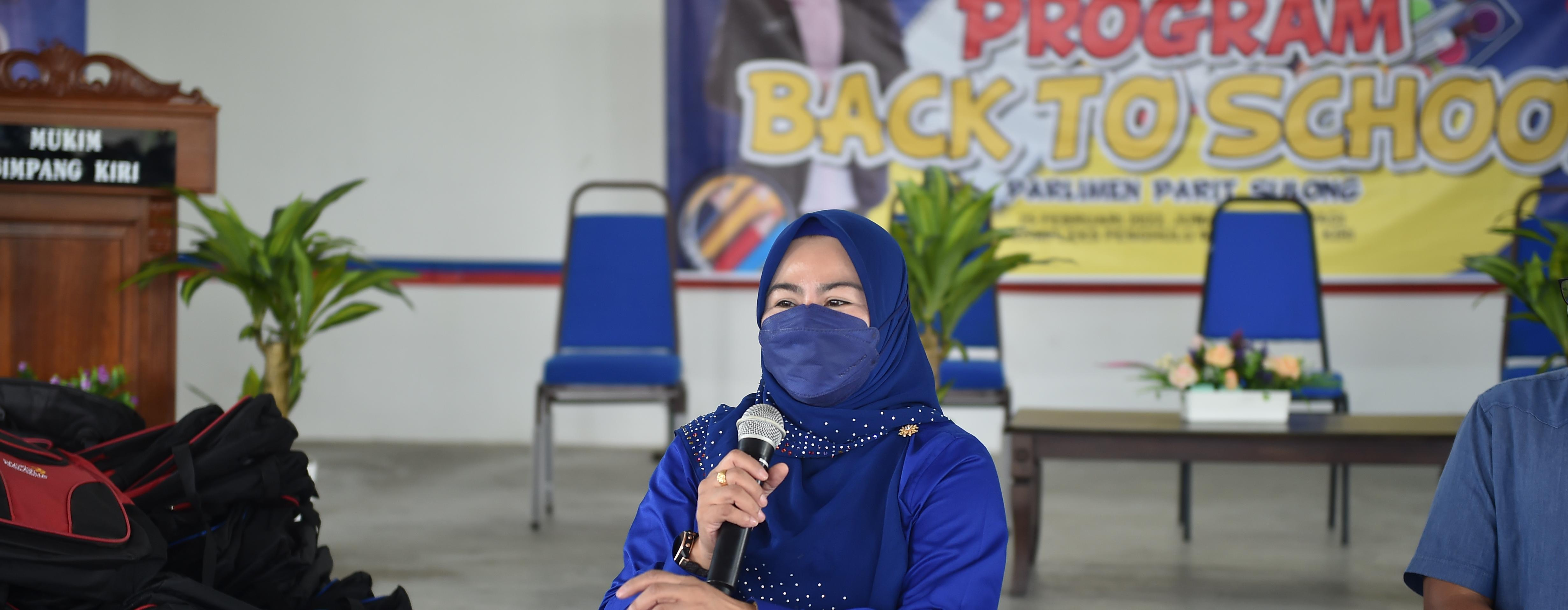 YB Menteri Menyerahkan Sumbangan Back to School