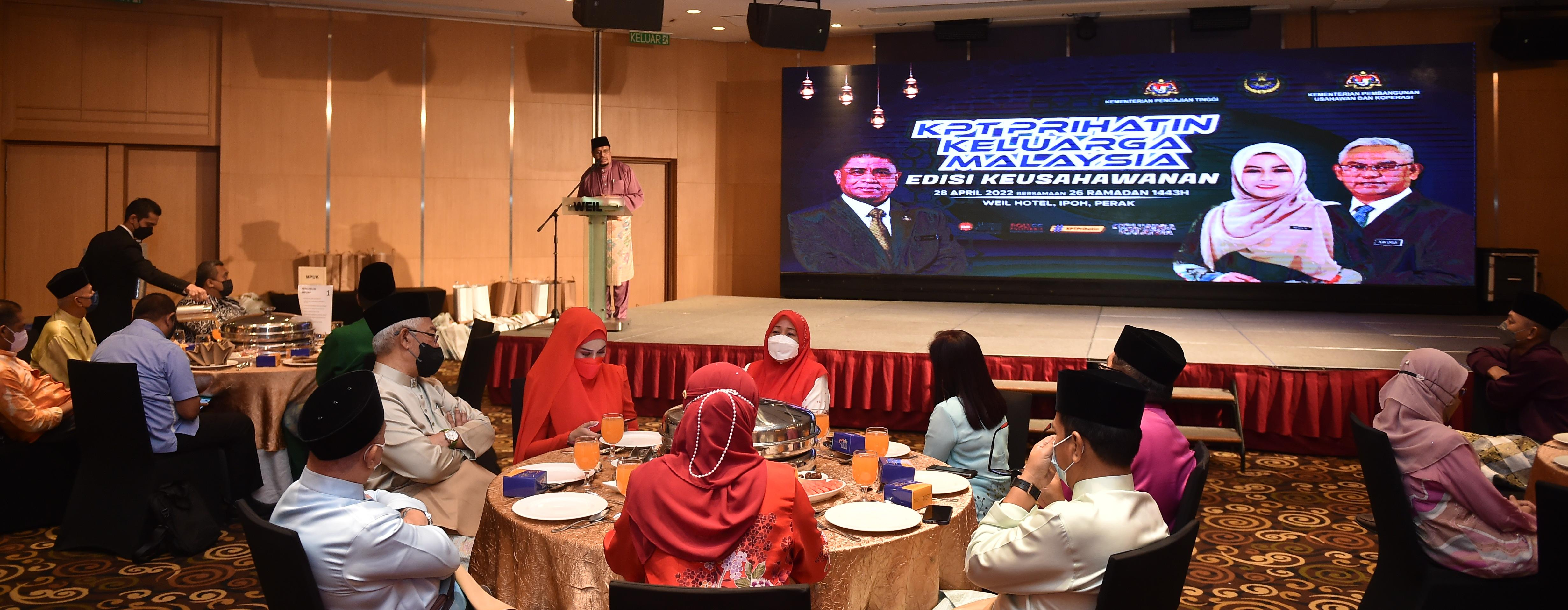 YBM Serah Surat Pengiktirafan Universiti Keusahawanan Koperasi Malaysia (UKKM)