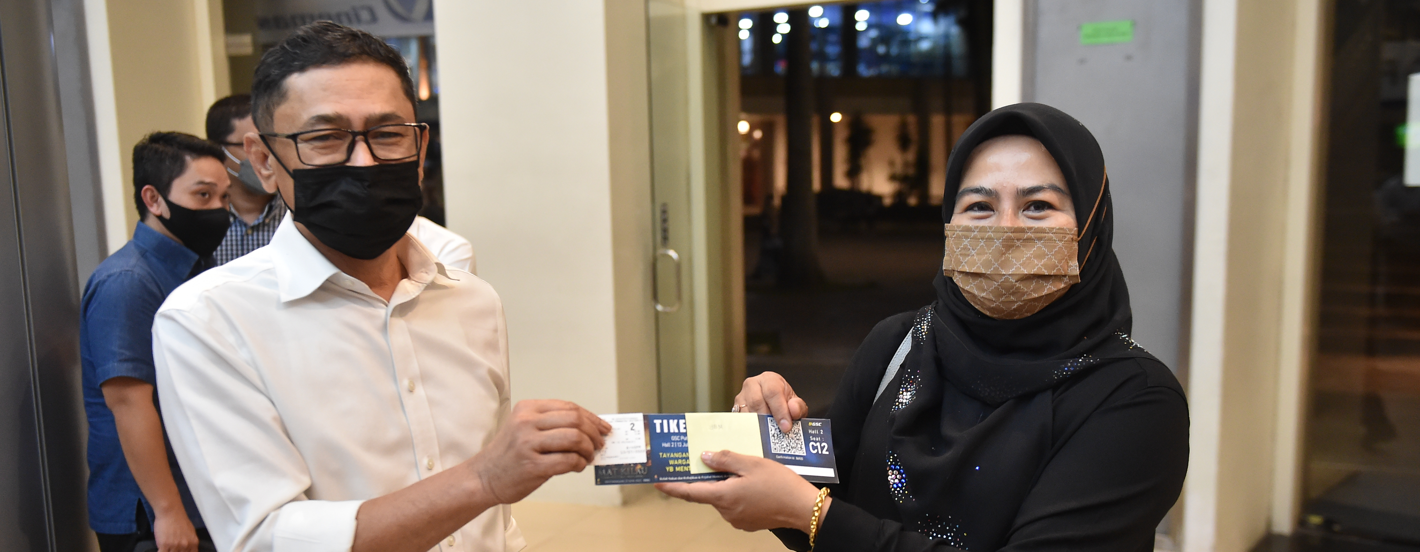 YB Menteri Luang Masa Tonton Mat Kilau Bersama Warga KPT