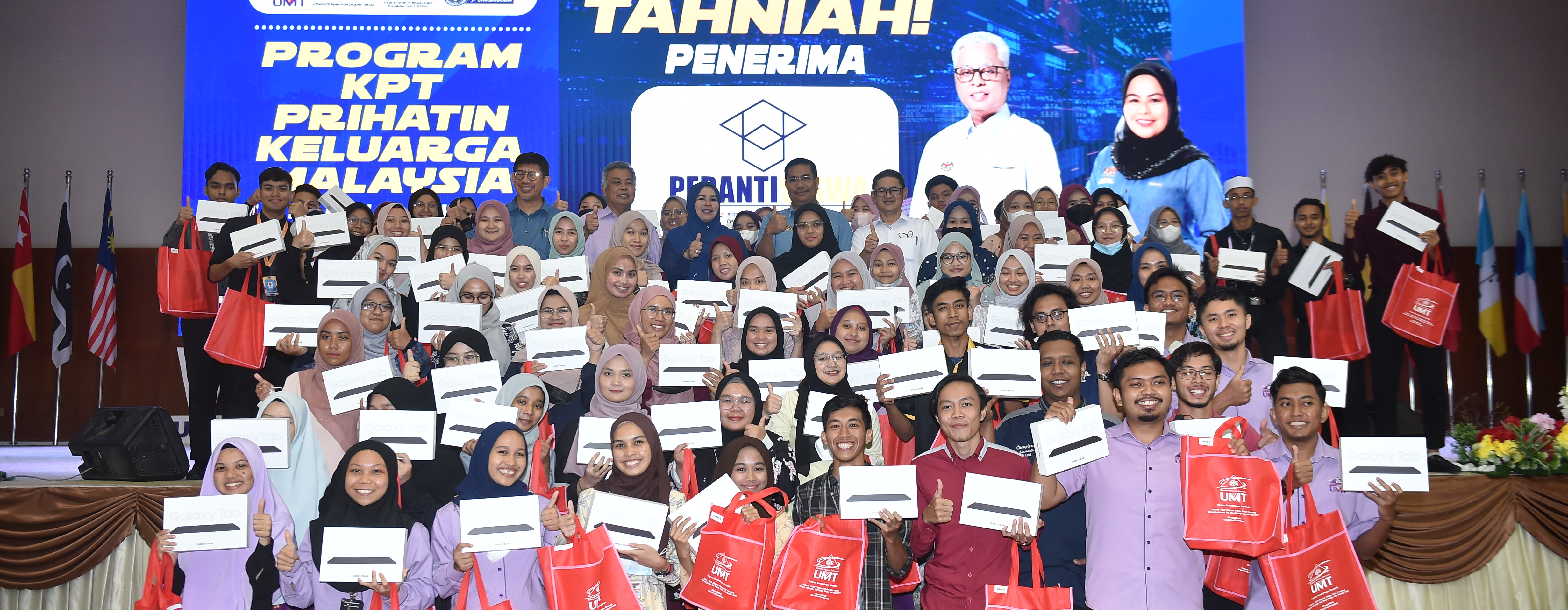 Penyerahan Perantisiswa Di UMT