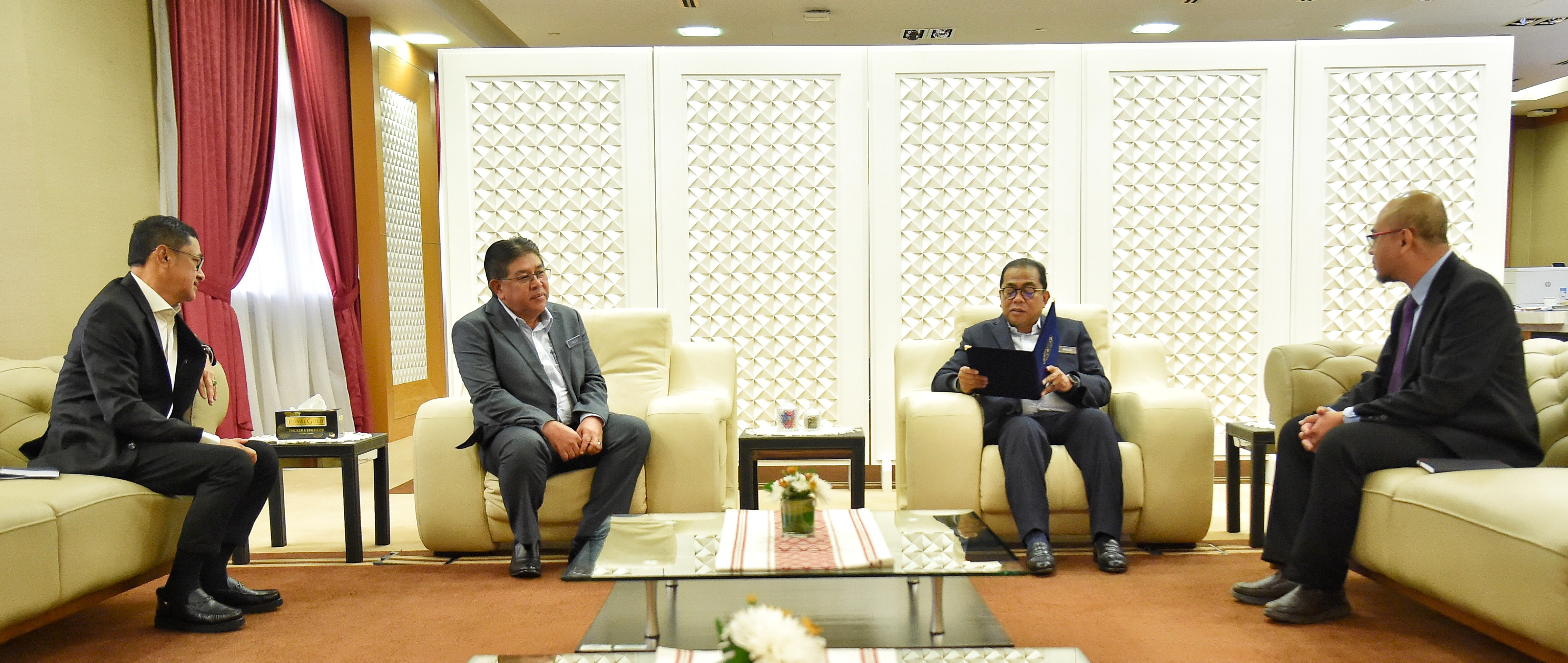 YBM Serah Surat Lantikan TNC (Jaringan & Industri) USM Yang Baharu