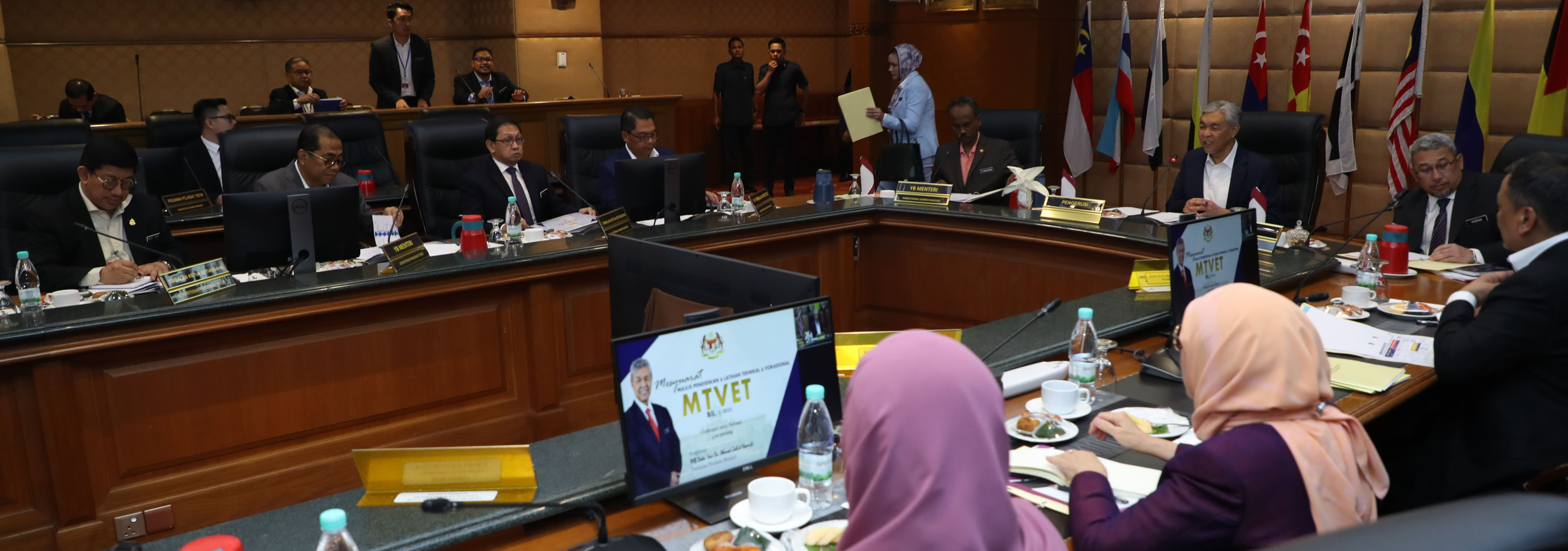 YBM Hadir Mesyuarat MTVET Dipengerusikan TPM