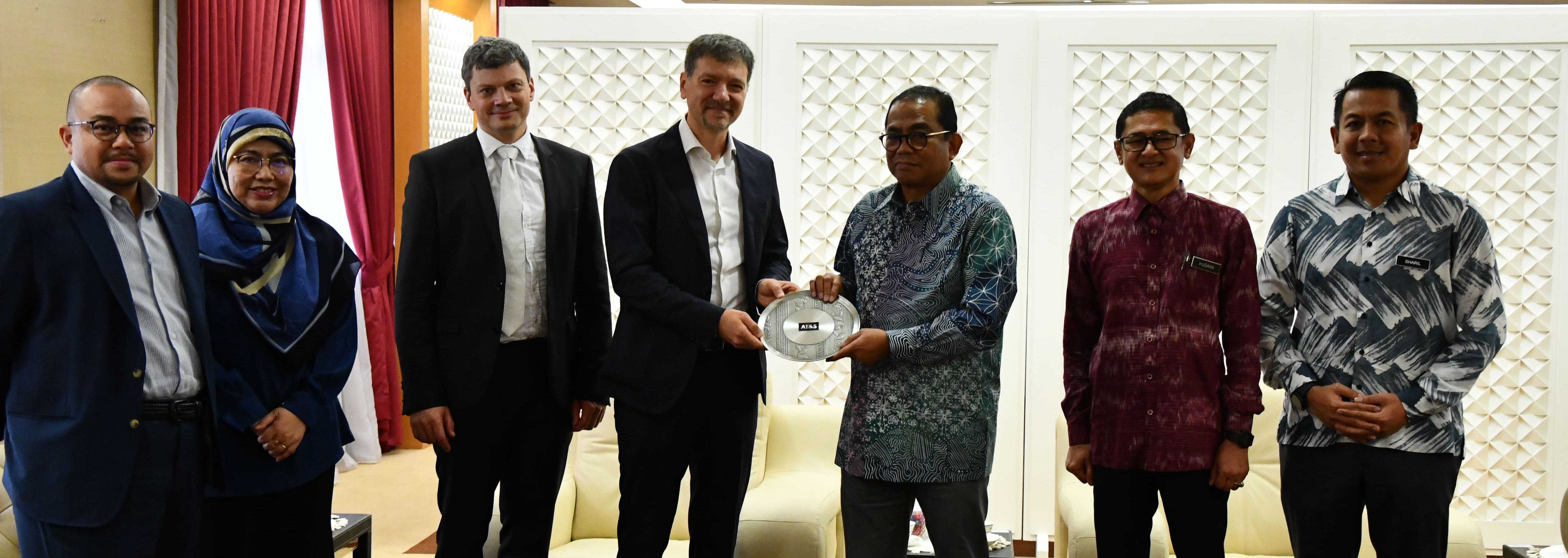 Hasil Penyelidikan IPT Tarik Minat Kerjasama Syarikat AT&S Austria Technologie & Systemtechnik