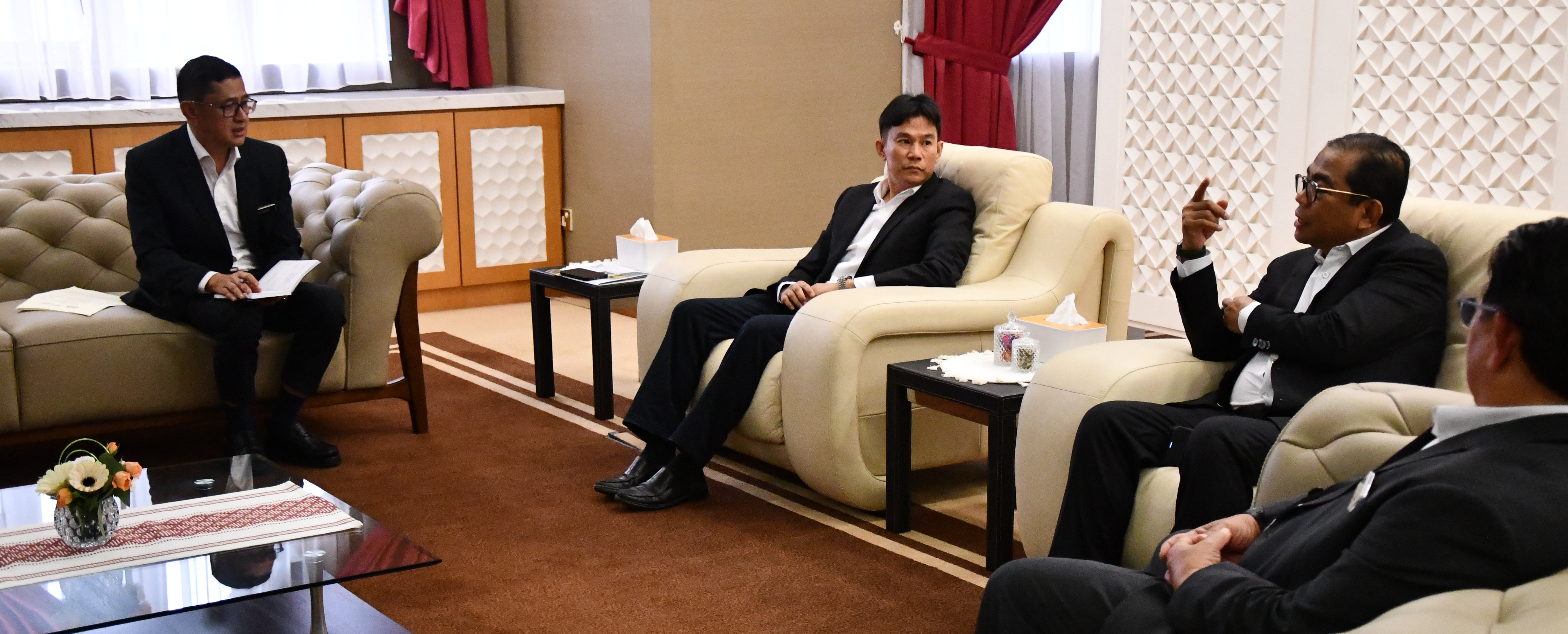 YBM Serah Surat Lantikan Pengerusi LPU UiTM & TNC (HEPA) UMT Baharu