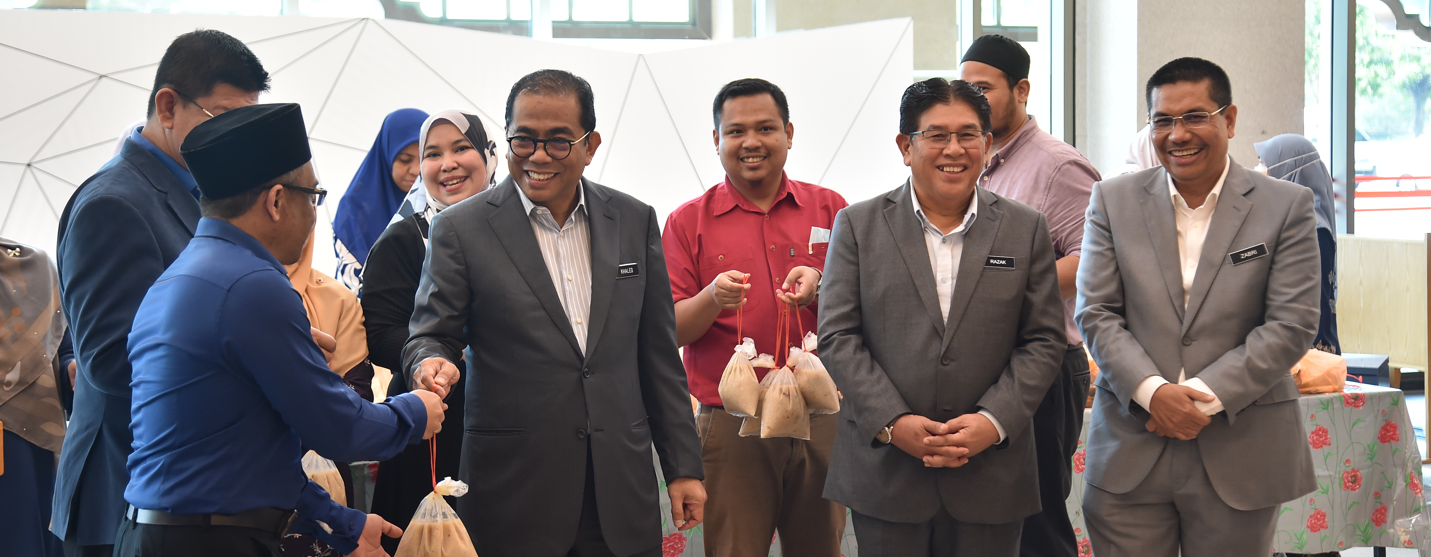 KPT Agih Bubur Lambur Kepada Warganya