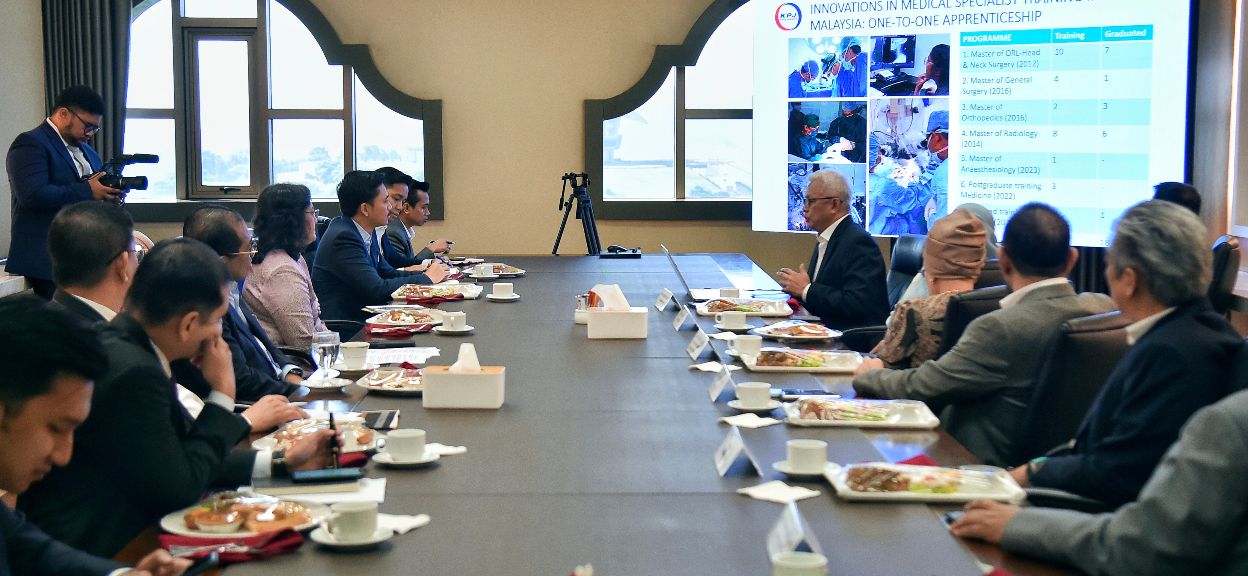 Menteri Pendidikan Tinggi Serah Surat Penaiktarafan Universiti KPJ Healthcare