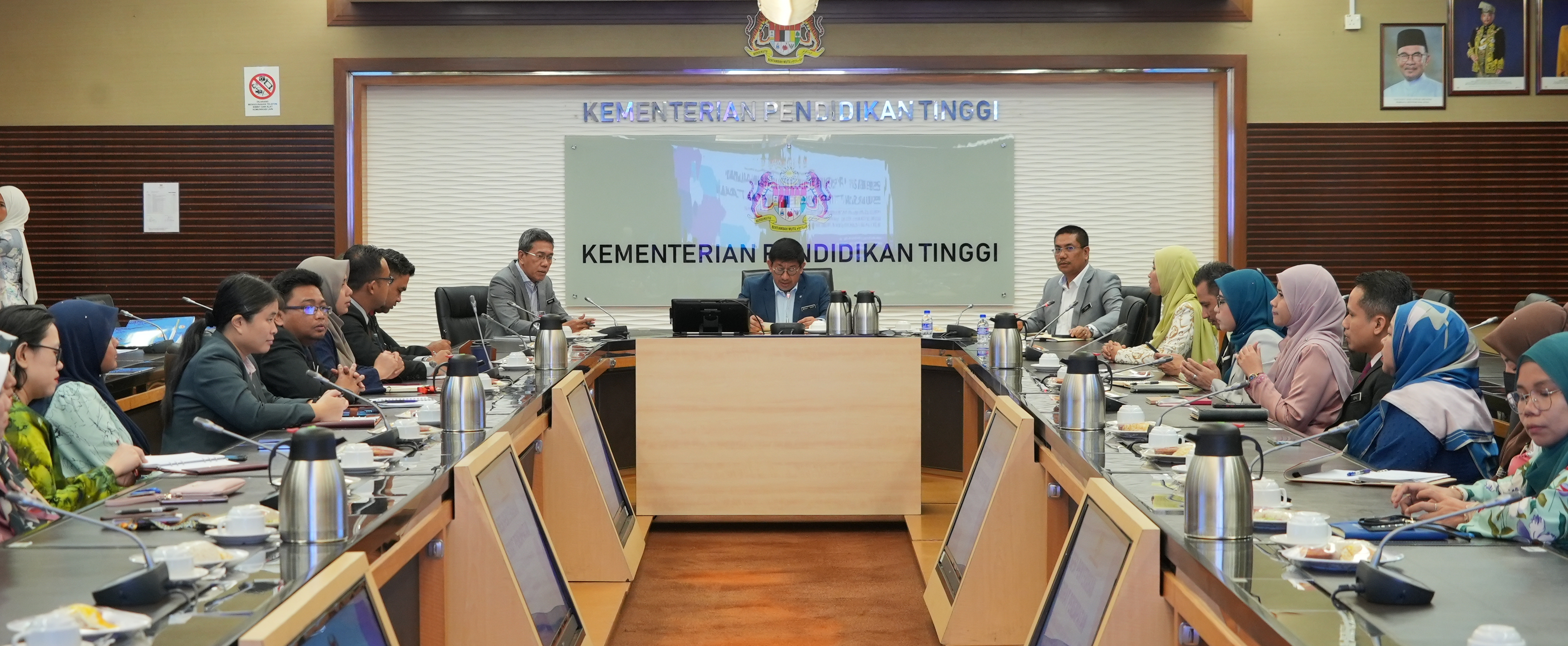 Sesi Penyerahan Surat Penempatan Pemangkuan Pegawai Tadbir Dan Diplomatik (PTD) KPT