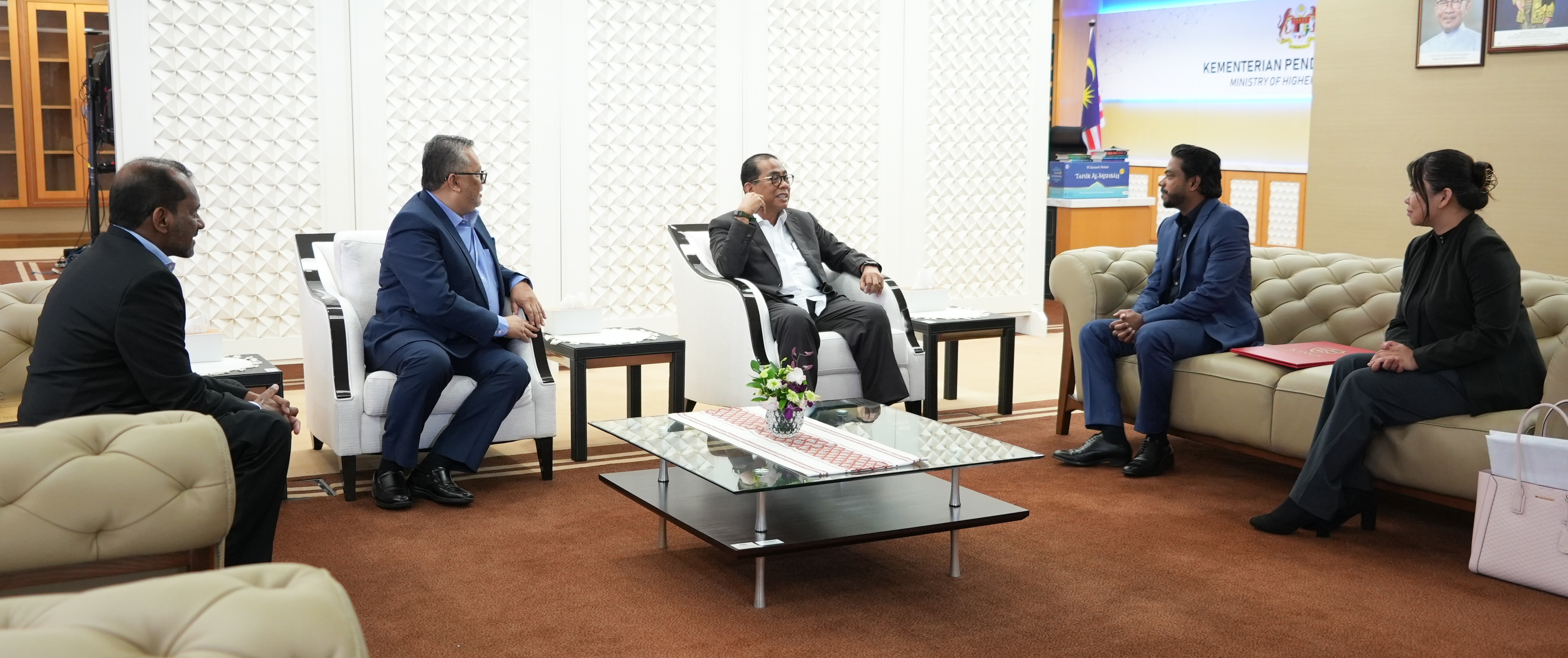 YB Menteri Serah Watikah Naik Taraf Kolej Universiti Kings