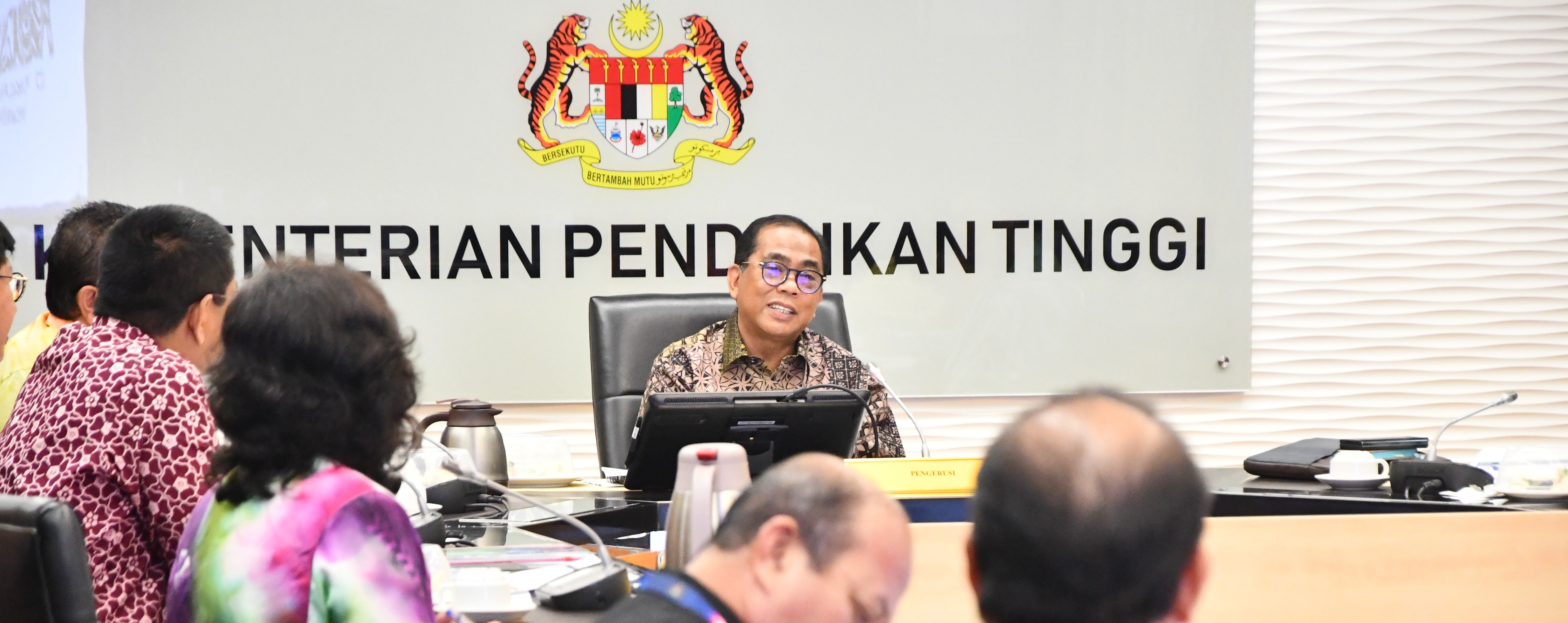 Sesi Kunjungan Hormat Ketua Setiausaha Perbendaharaan Ke Atas YB Menteri Pendidikan Tinggi