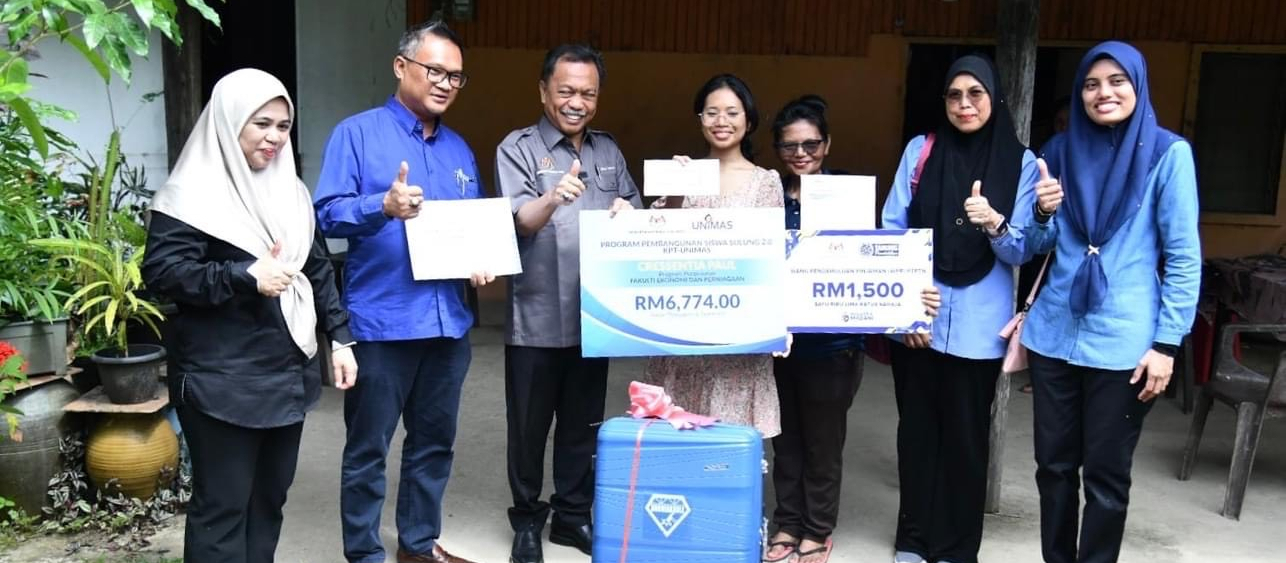 YB Timbalan Menteri Pendidikan Tinggi Santuni Dan Serah Surat Tawaran Program Sulung 2.0 Kepada Pelajar UNIMAS