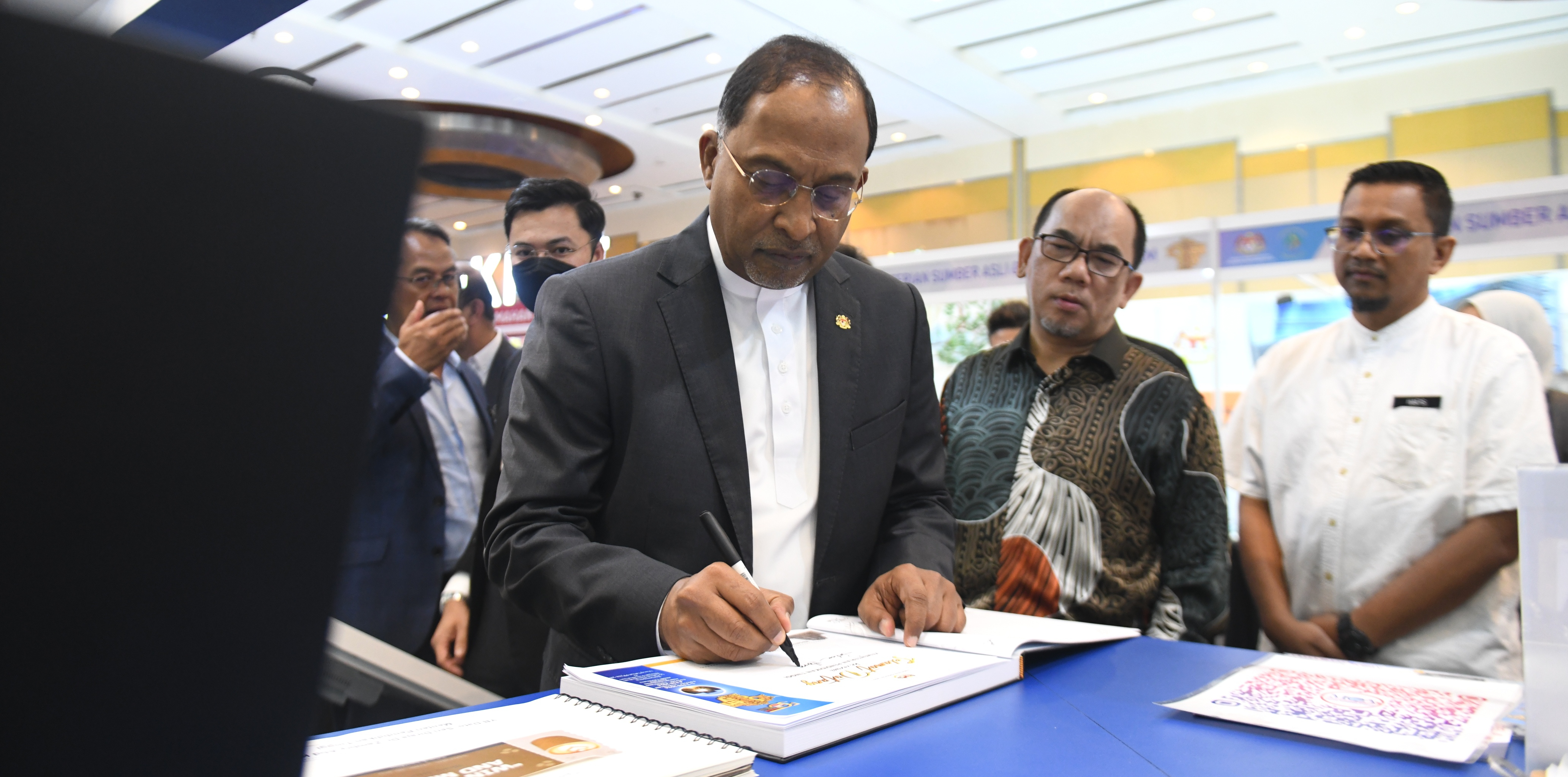 YB Menteri Turun Padang Meriahkan Reruai KPT Di Putrajaya Open Day 2024