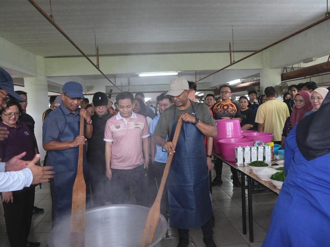 Menteri, KSU ‘Rewang’ Bubur Pedas Bersama Warga UNIMAS