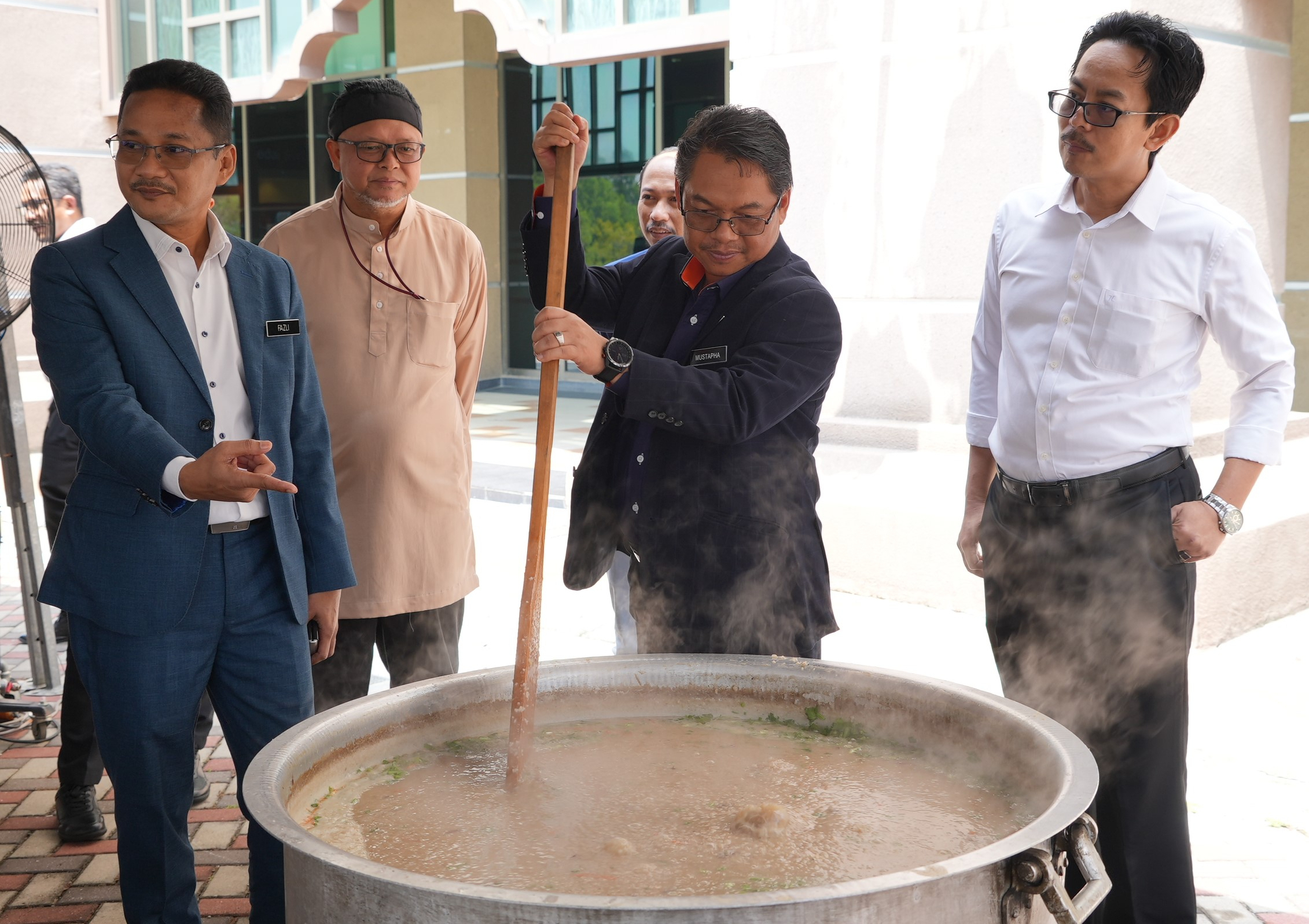 YB Timbalan Menteri Agih Bubur Lambuk Kepada Warga KPT Sempena Bulan Ramadan