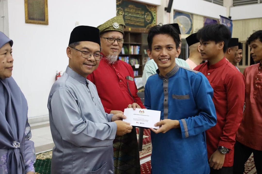 MPP Politeknik Kota Kinabalu Terima Sumbangan 10,000 Untuk Aktiviti Pelajar