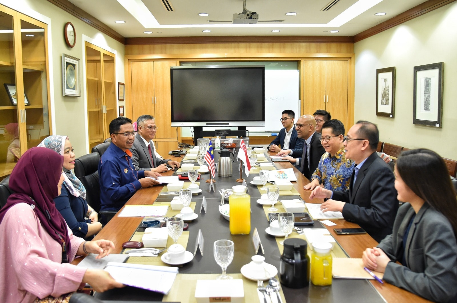 . Kunjungan Hormat Setiausaha Tetap, Kementerian Kemampanan Dan Alam Sekitar, Republik Singapura Perkukuh Kerjasama Dalam Sektor Pendidikan Tinggi Di Antara Malaysia Dan Singapura