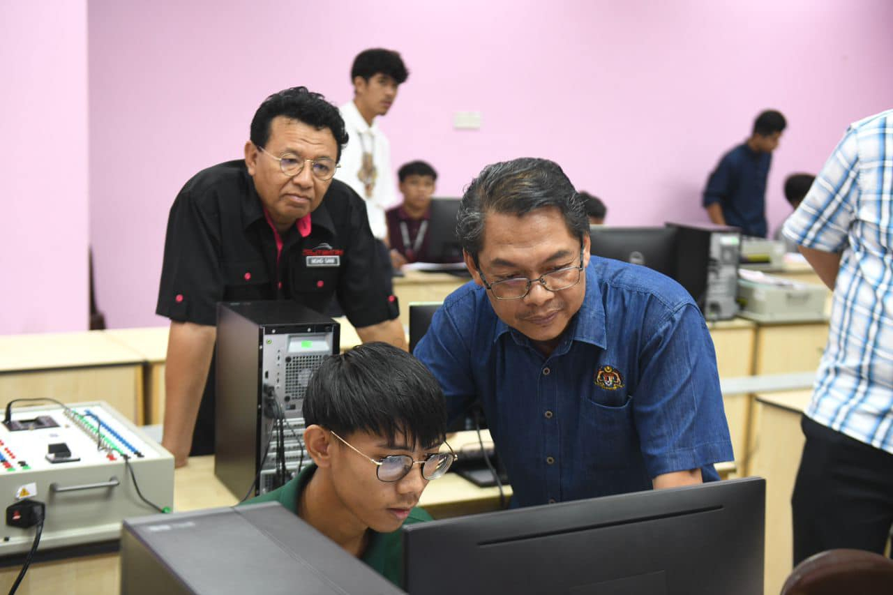 Timbalan Menteri Pendidikan Tinggi Menyantuni Warga KKSDK 