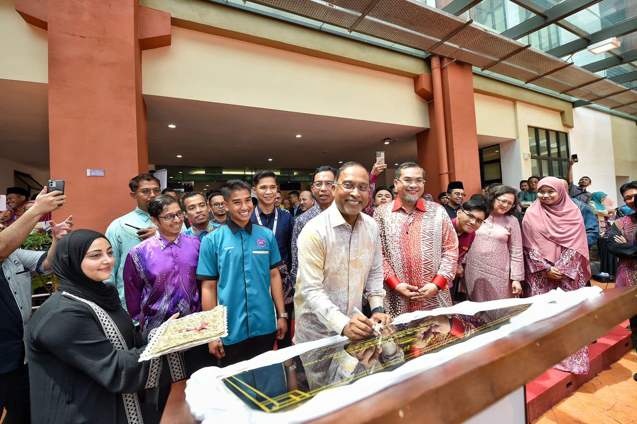 YB Menteri Hadir Mesyuarat Majlis Tindakan Pembangunan Kementerian Di USIM & Rasmikan Bangunan Fakulti Pengajian Bahasa Utama USIM