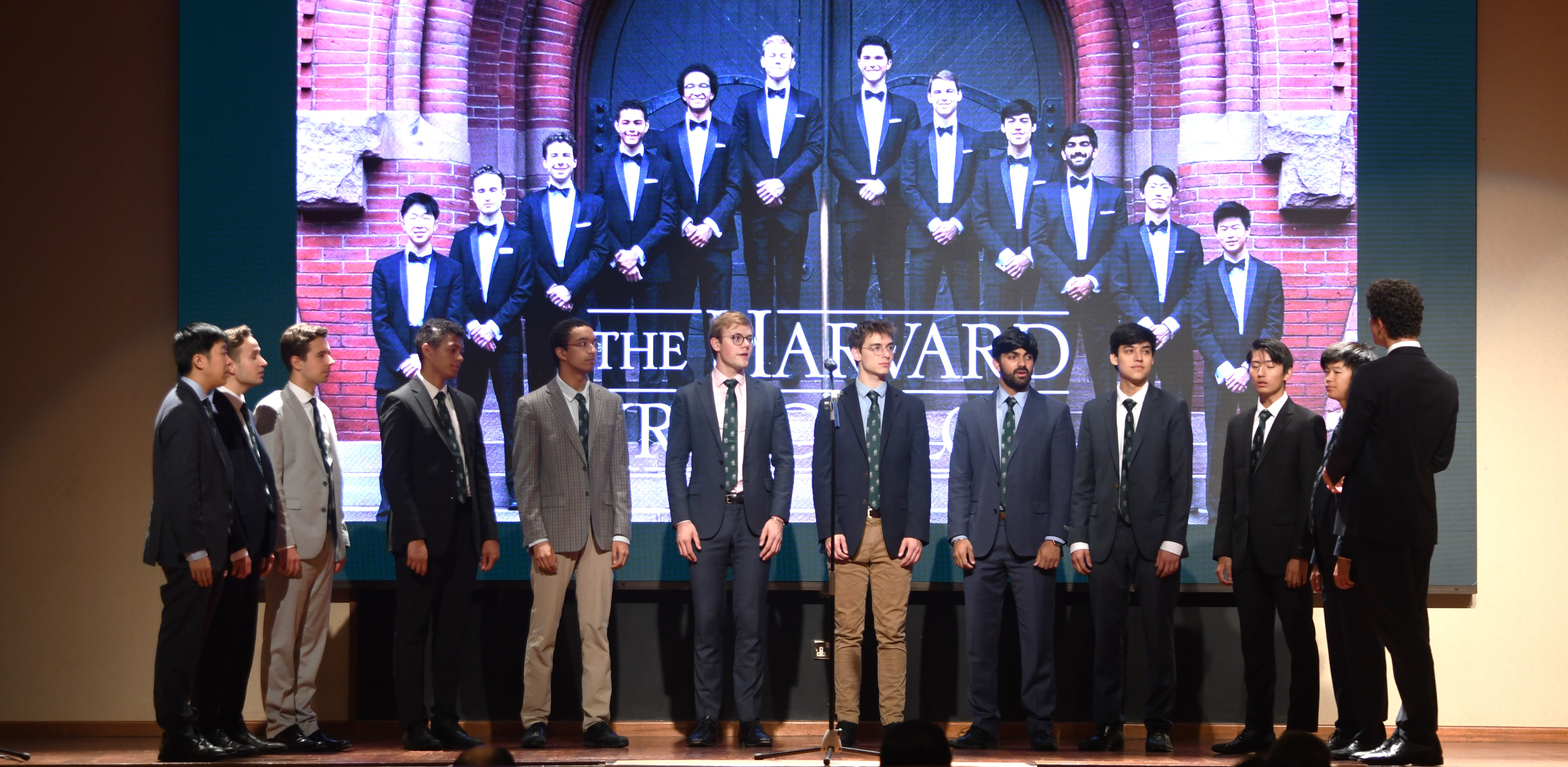 Program Penyerlahan Bakat Harvard Krokodiloes Mempromosi Pendidikan Tinggi Amerika Syarikat