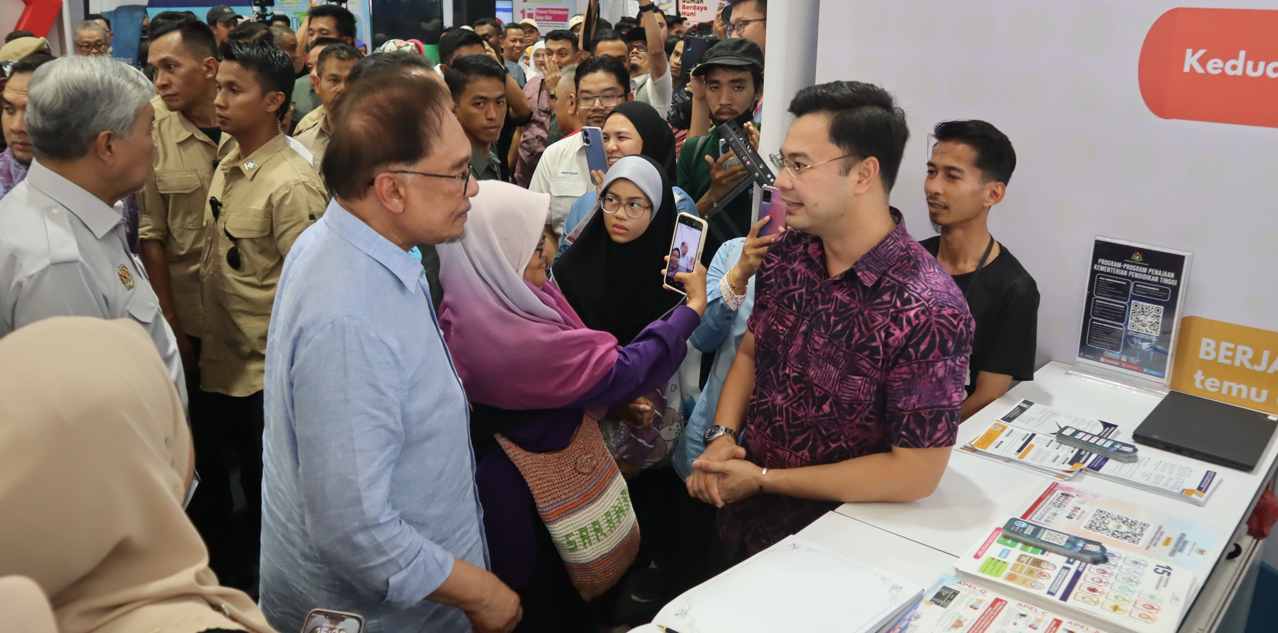 Perdana Menteri Rasmikan Program Pameran MADANI Rakyat (Zon Timur) Dan Luang Masa Di Reruai KPT