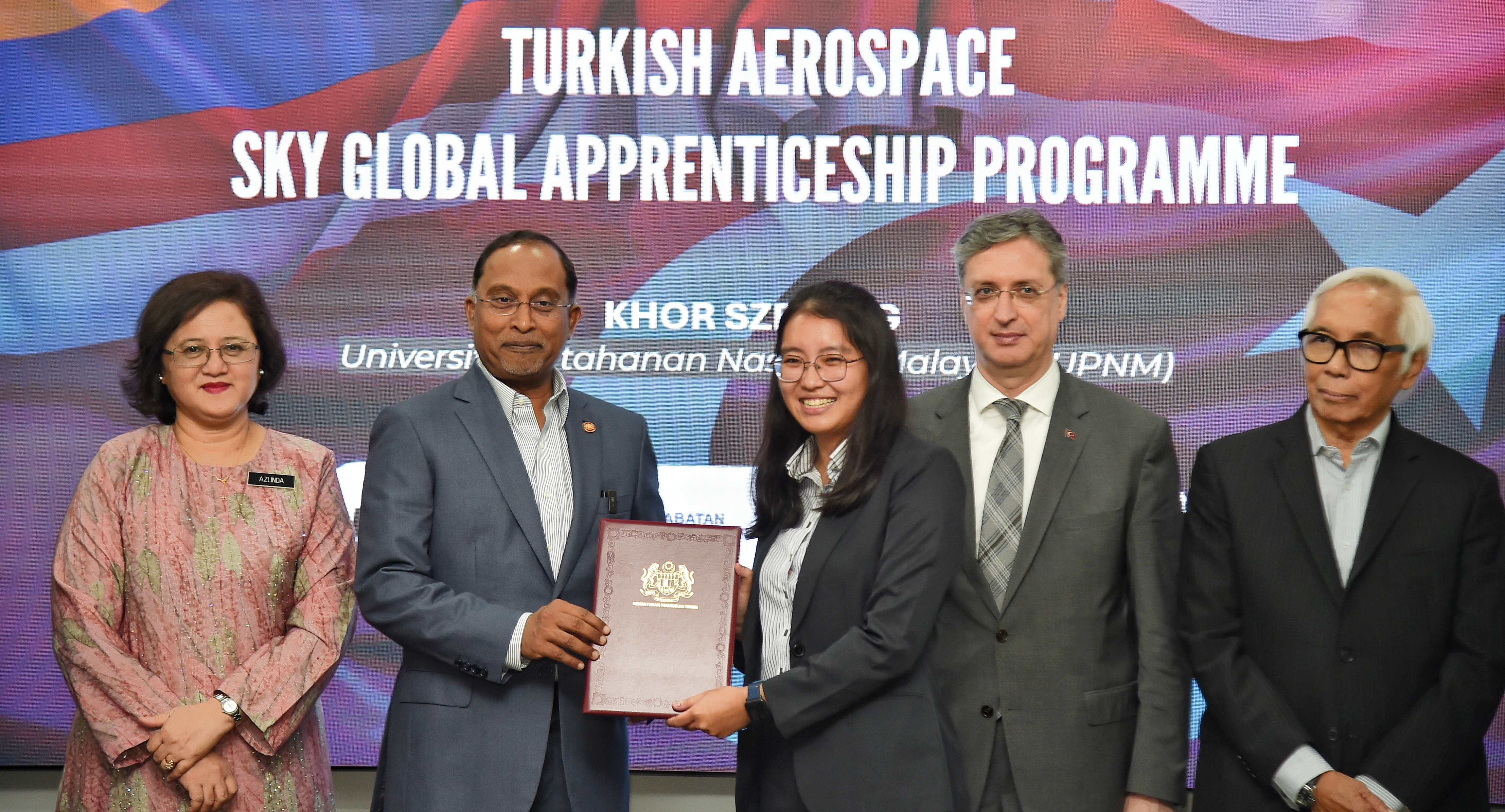 YB Menteri KPT Serah Surat Tawaran 'Sky Global Apprenticeship Program' Kepada 20 Pelajar Universiti Di Malaysia