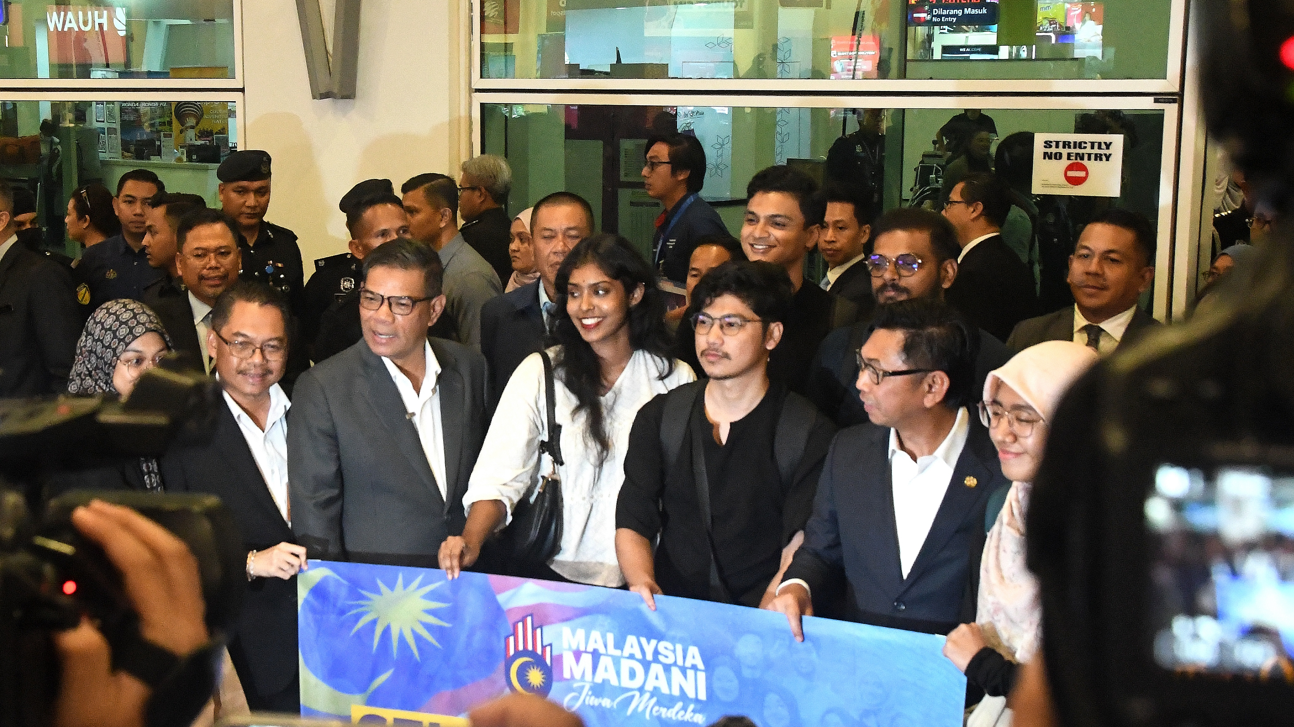 80 Orang Pelajar Malaysia Selamat Dibawa Pulang Dari Bangladesh