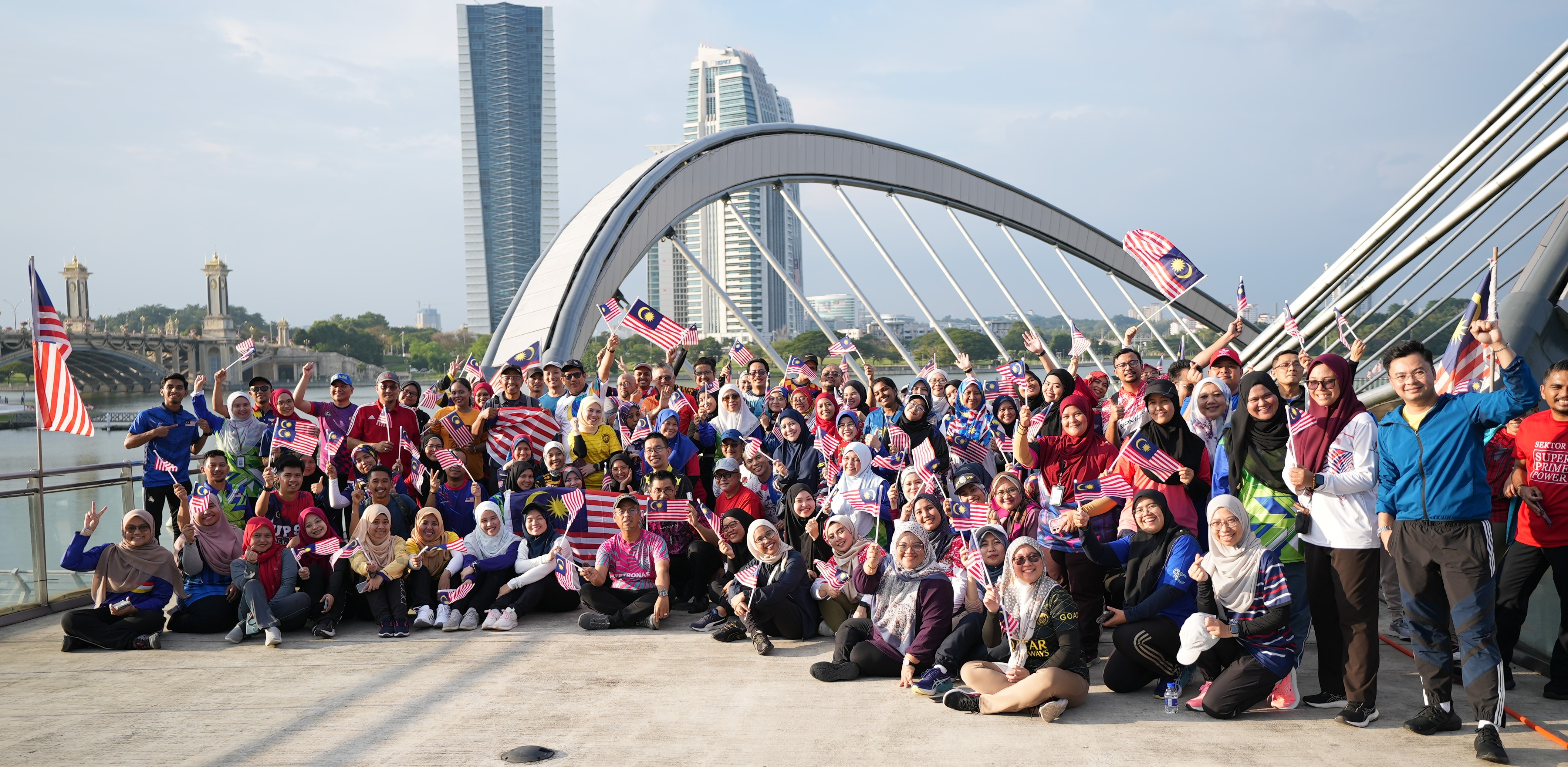 Warga KPT Terus Membudaya Aktiviti Sihat Dengan 10,000 Langkah Sambil Mengibar Jalur Gemilang