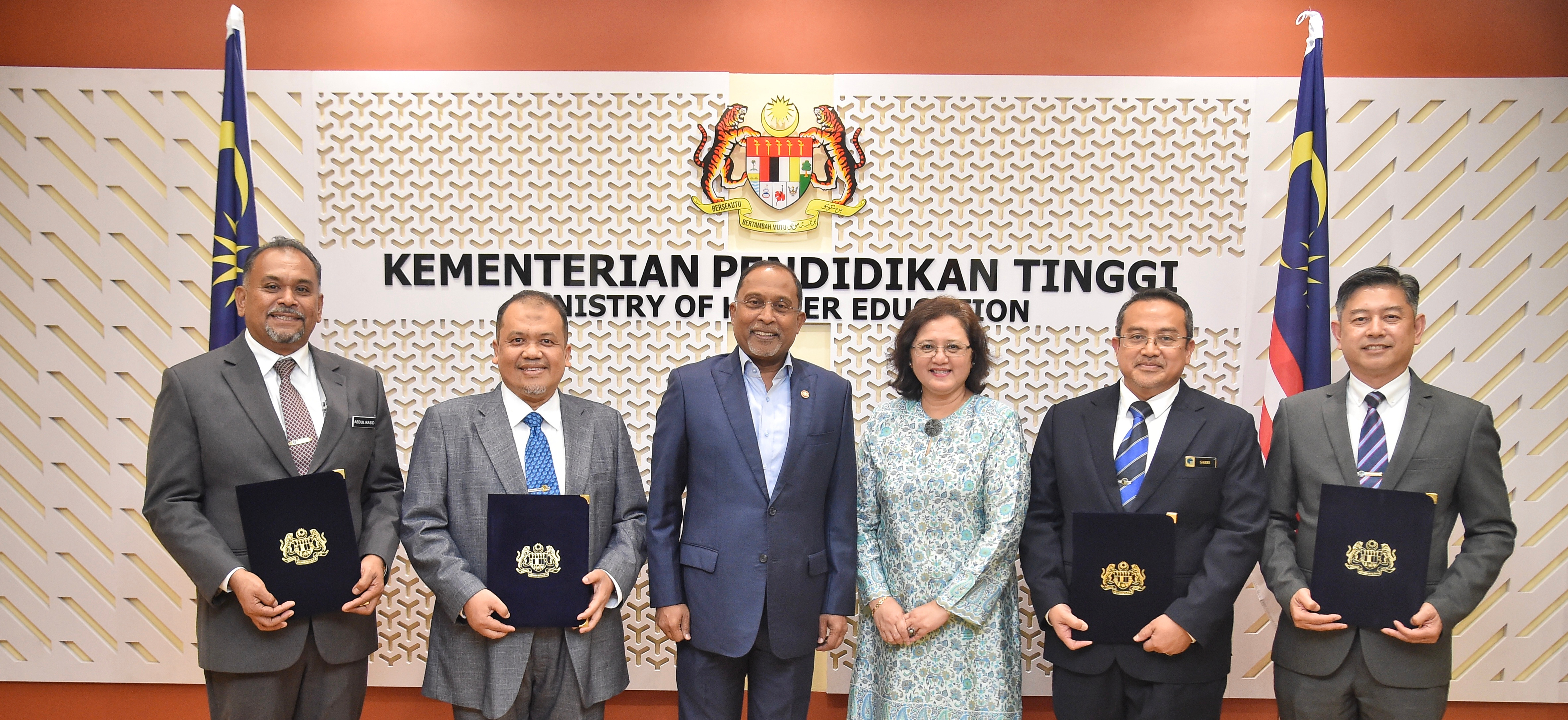 YB Menteri Pendidikan Tinggi Serah Surat Pelantikan TNC UMK, UTHM, UPNM Dan UTeM