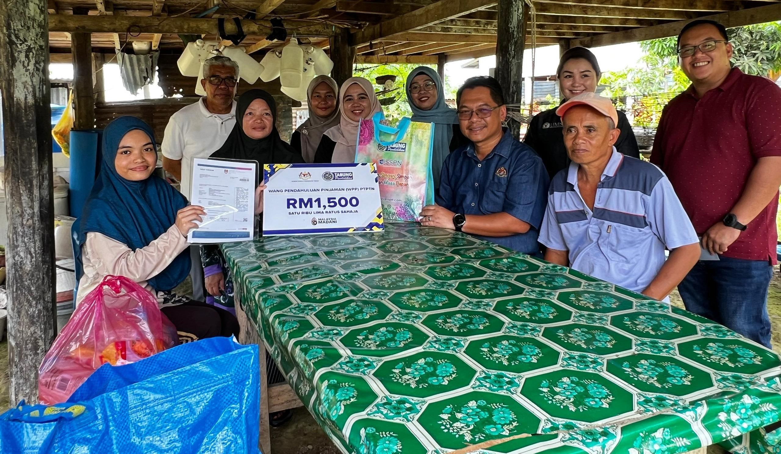 Timbalan Menteri Sampaikan Surat Tawaran Pengajian Dan Bantuan Awal Kepada Bakal Mahasiswa