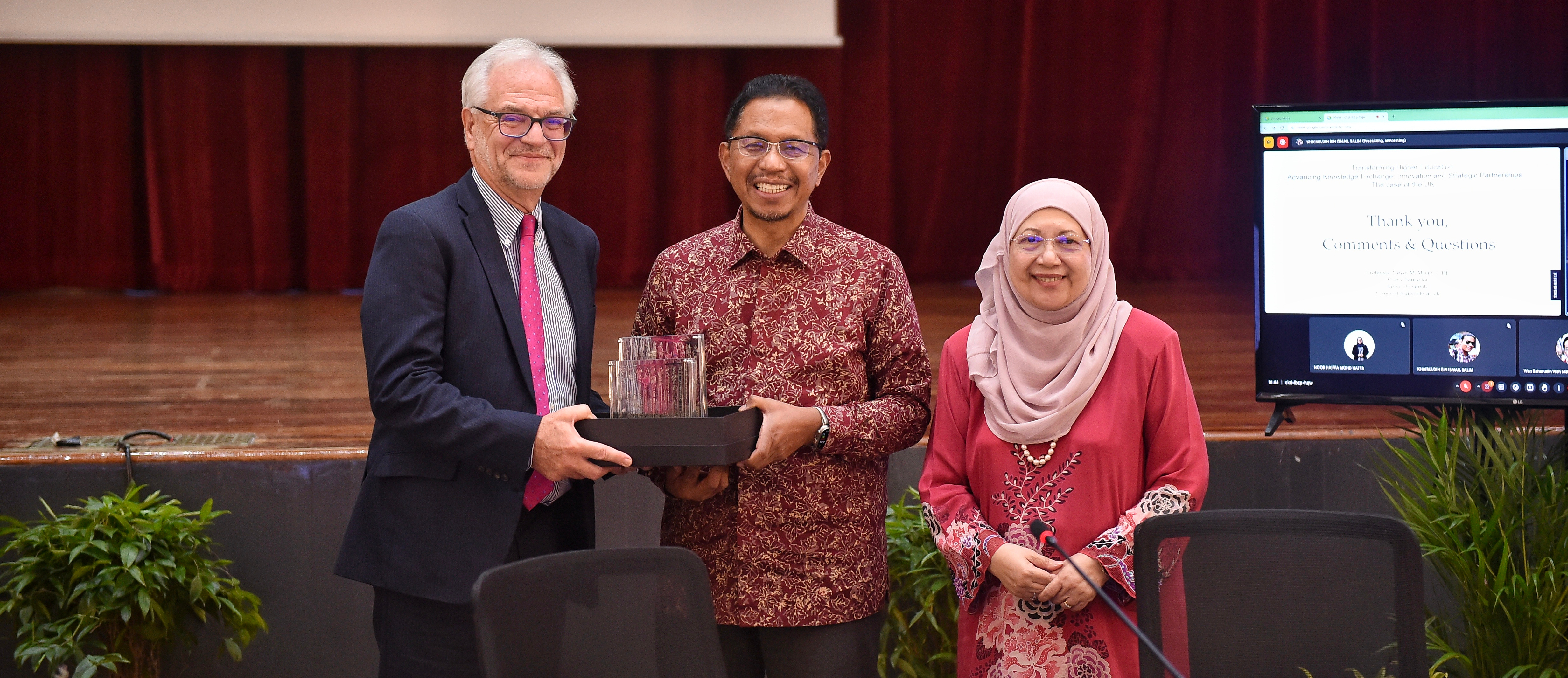 Pertukaran Pengetahuan Dan Pemindahan Teknologi: Landasan Hala Tuju Masa Depan Tinggi Malaysia