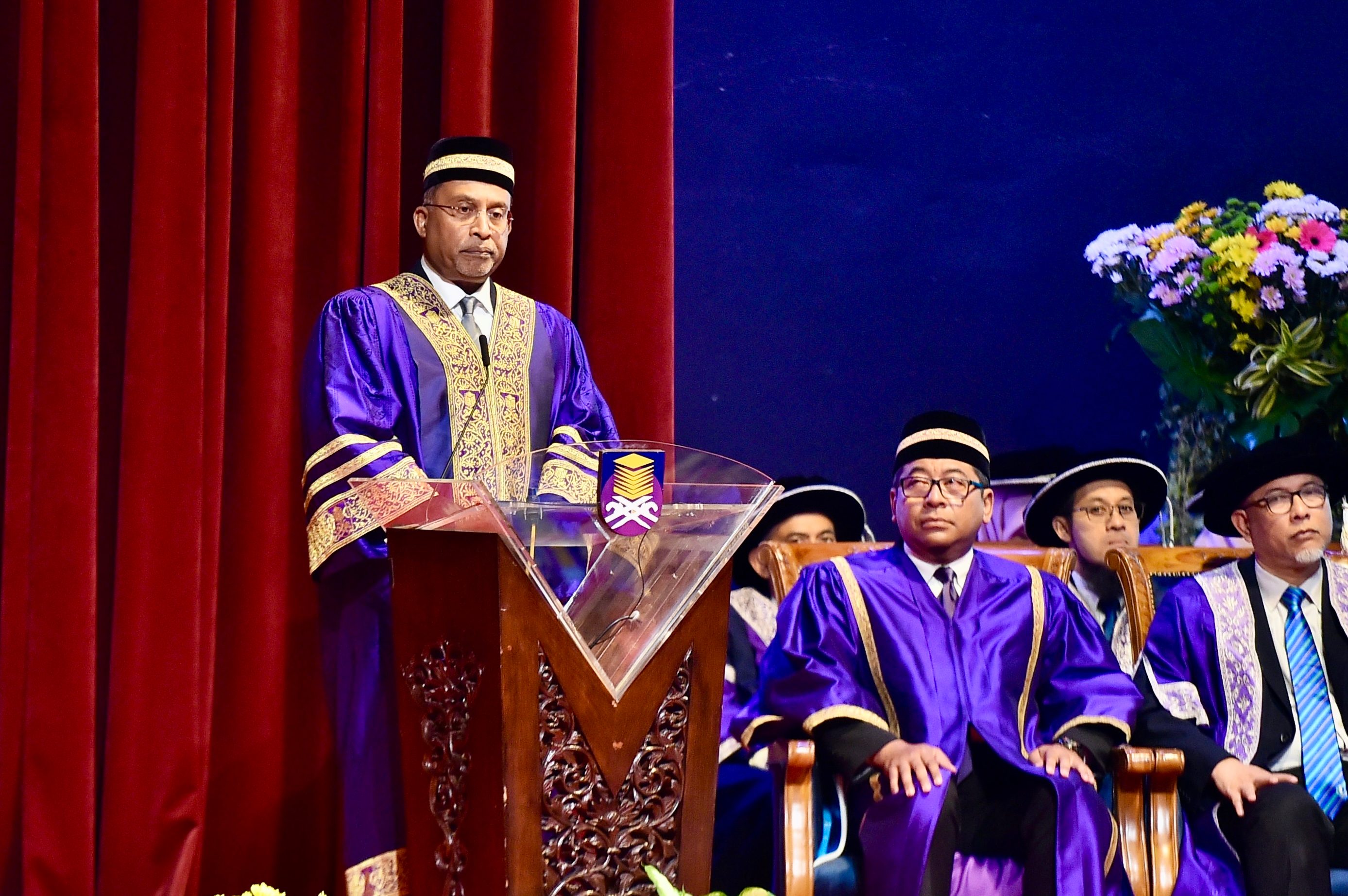 Konvo Ke-100 UiTM : YDP Agong Dimasyhur Canselor UiTM, Tengku Ampuan Pahang Terima Ijazah Kehormat Doktor Seni Kreatif