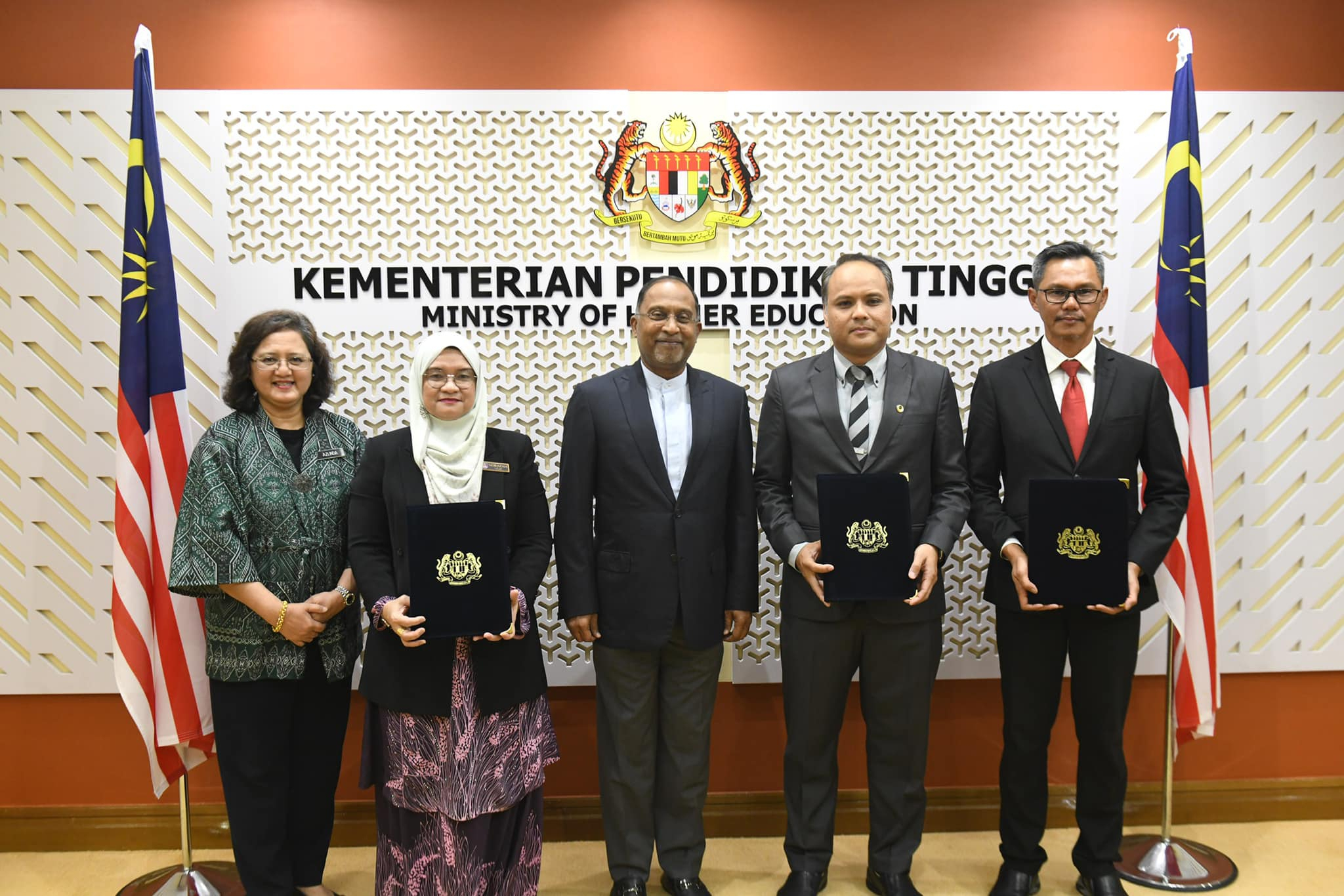 YB Menteri Serah Surat Pelantikan Semula TNC UiTM, UMS Dan UniSZA