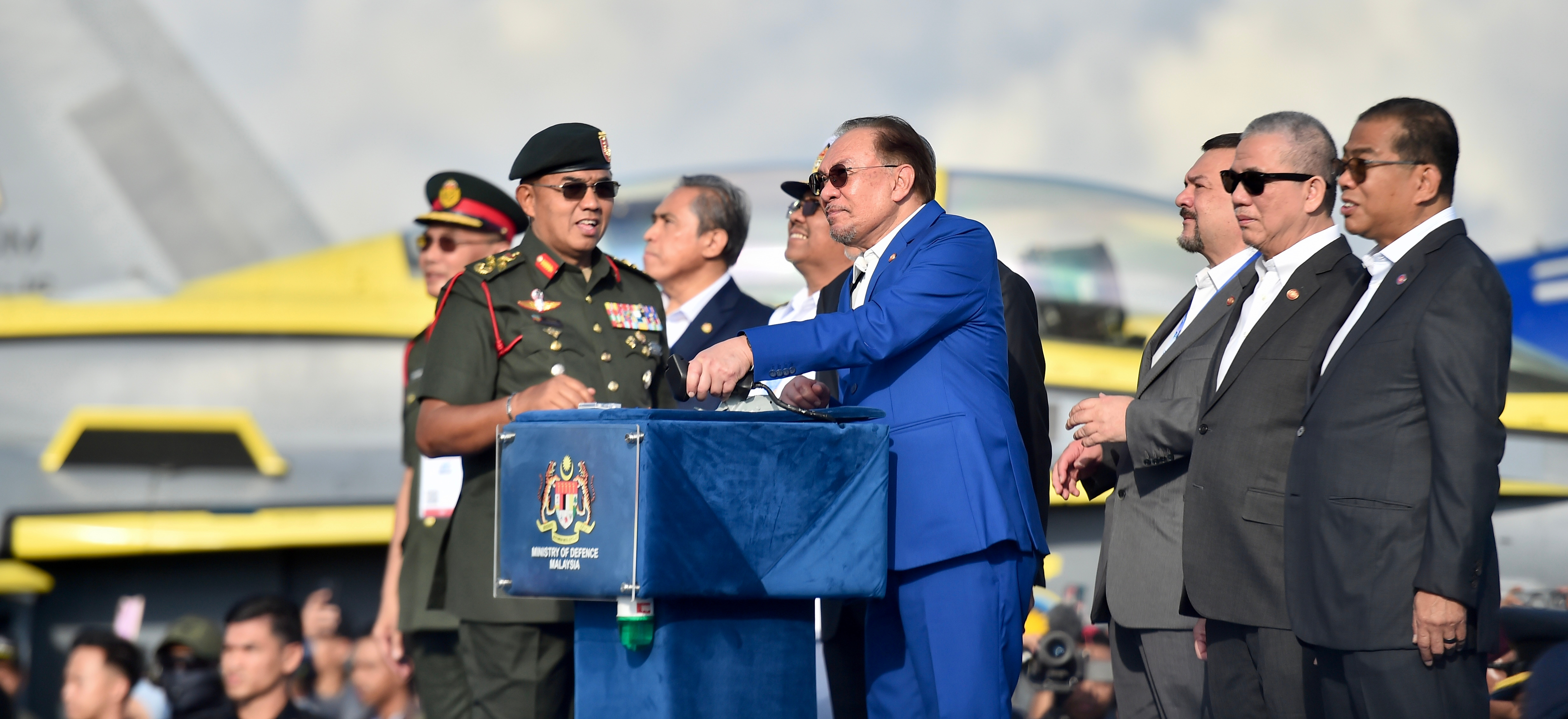 LIMA’25 Bermula Dengan Aksi Udara Memukau, KPT Sertai Pameran Buat Pertama Kali