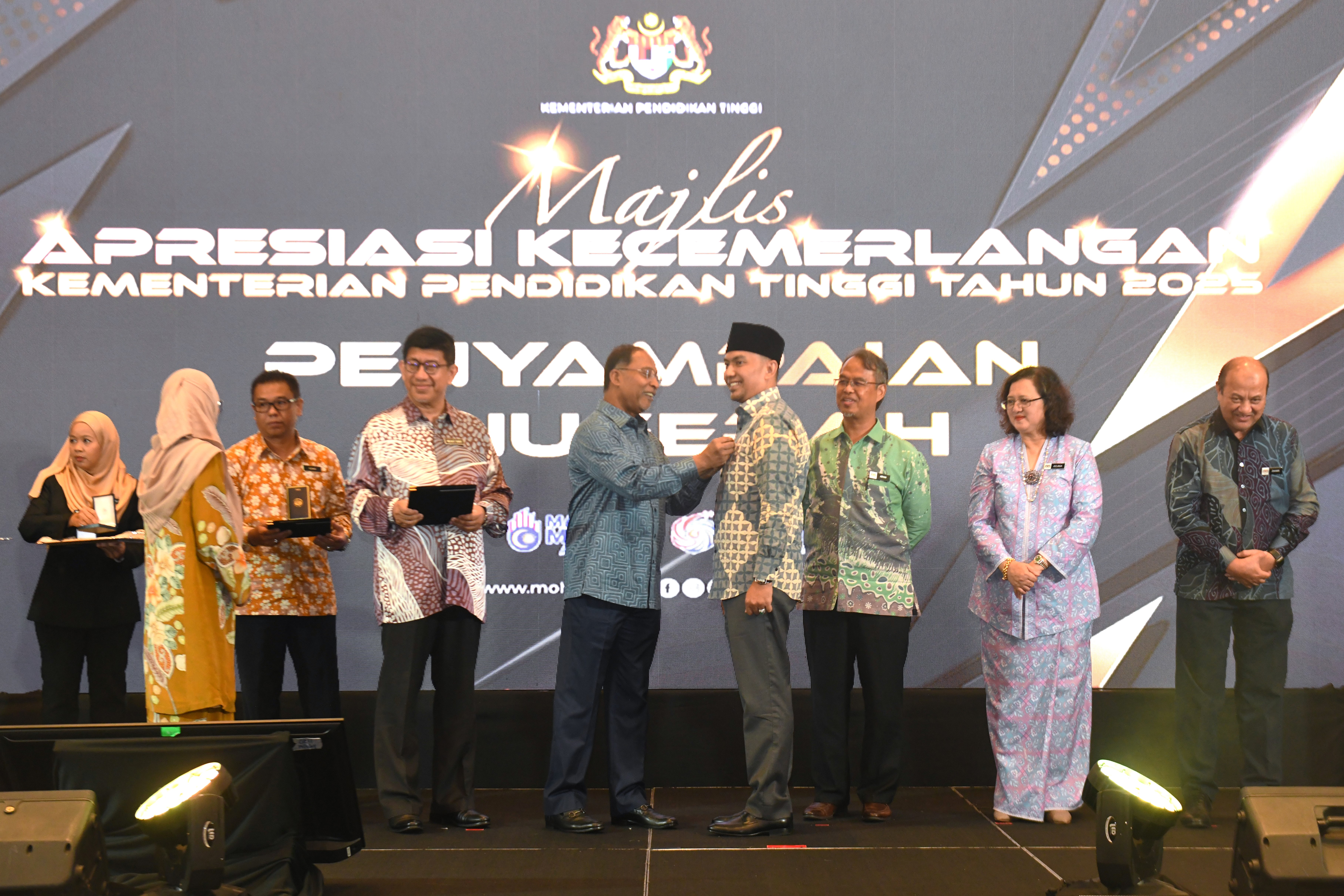 KPT Raikan 137 Orang Pegawai Penerima Anugerah Kecemerlangan