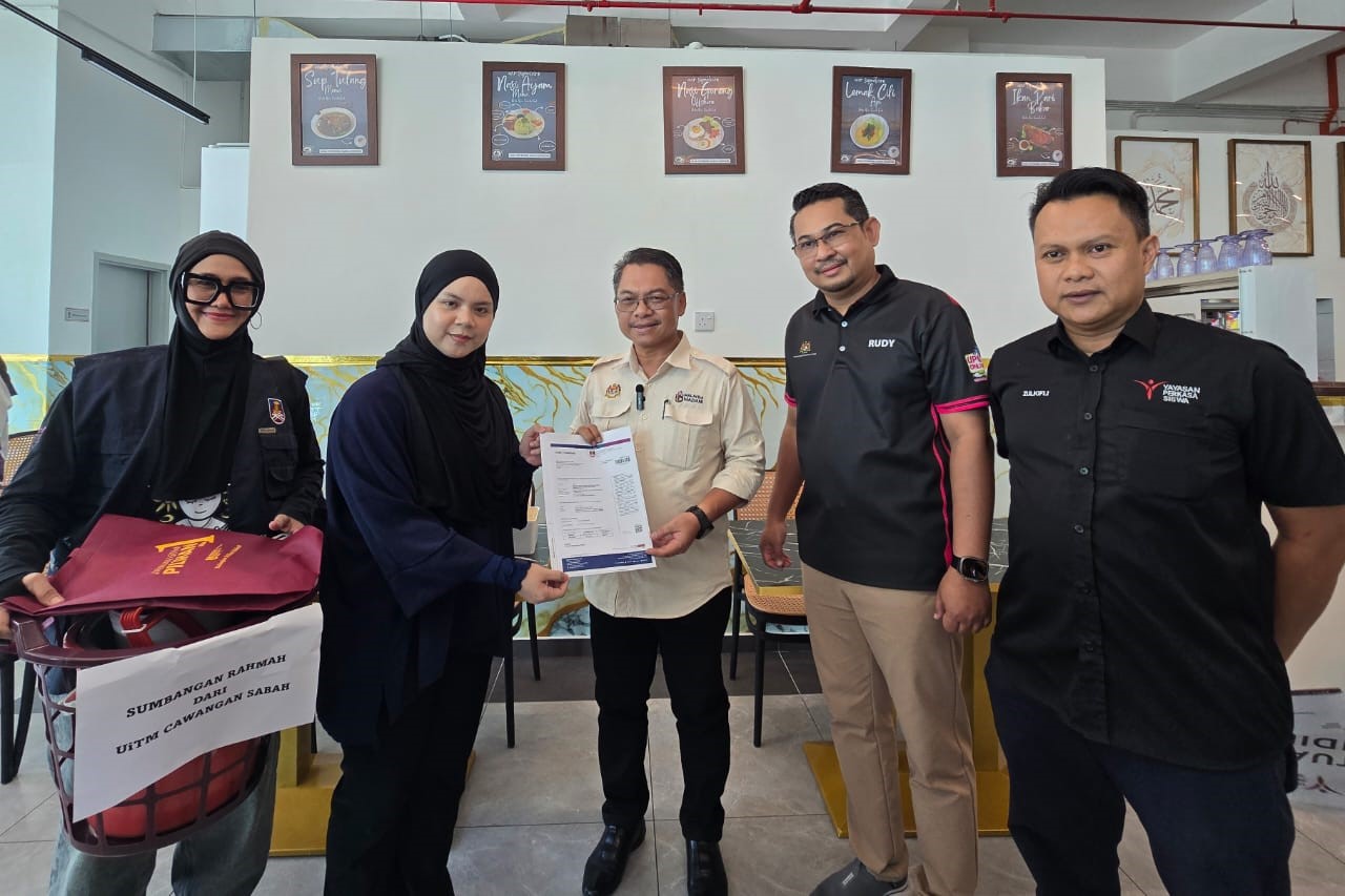 KPT Serah Surat Tawaran IPT Kepada Bakal Mahasiswa Di Tempat Kerja