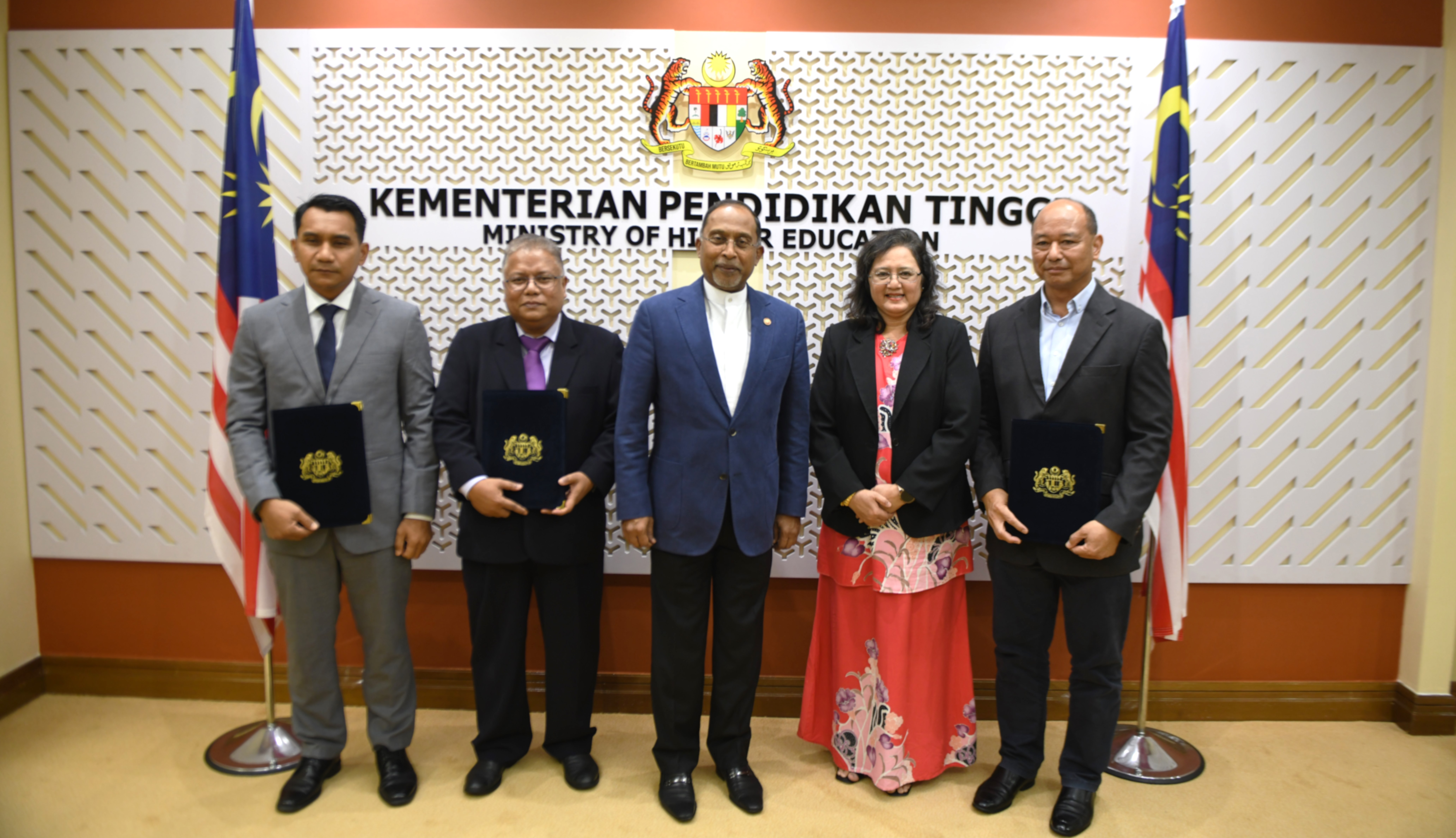 YB Menteri Serah Surat Pelantikan Tiga Timbalan Naib Canselor UA