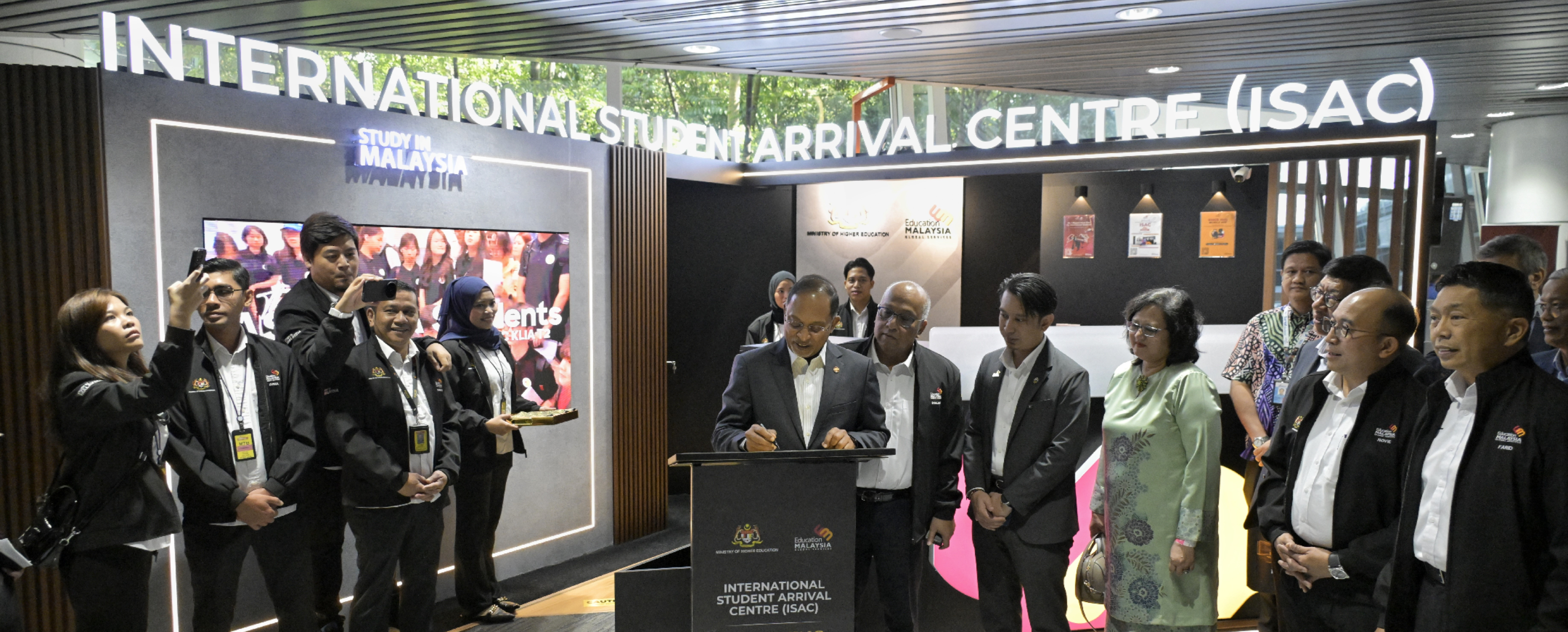 KPT Lancar ISAC: Pusat Ketibaan Pelajar Dalam Lapangan Terbang Pertama Di Dunia