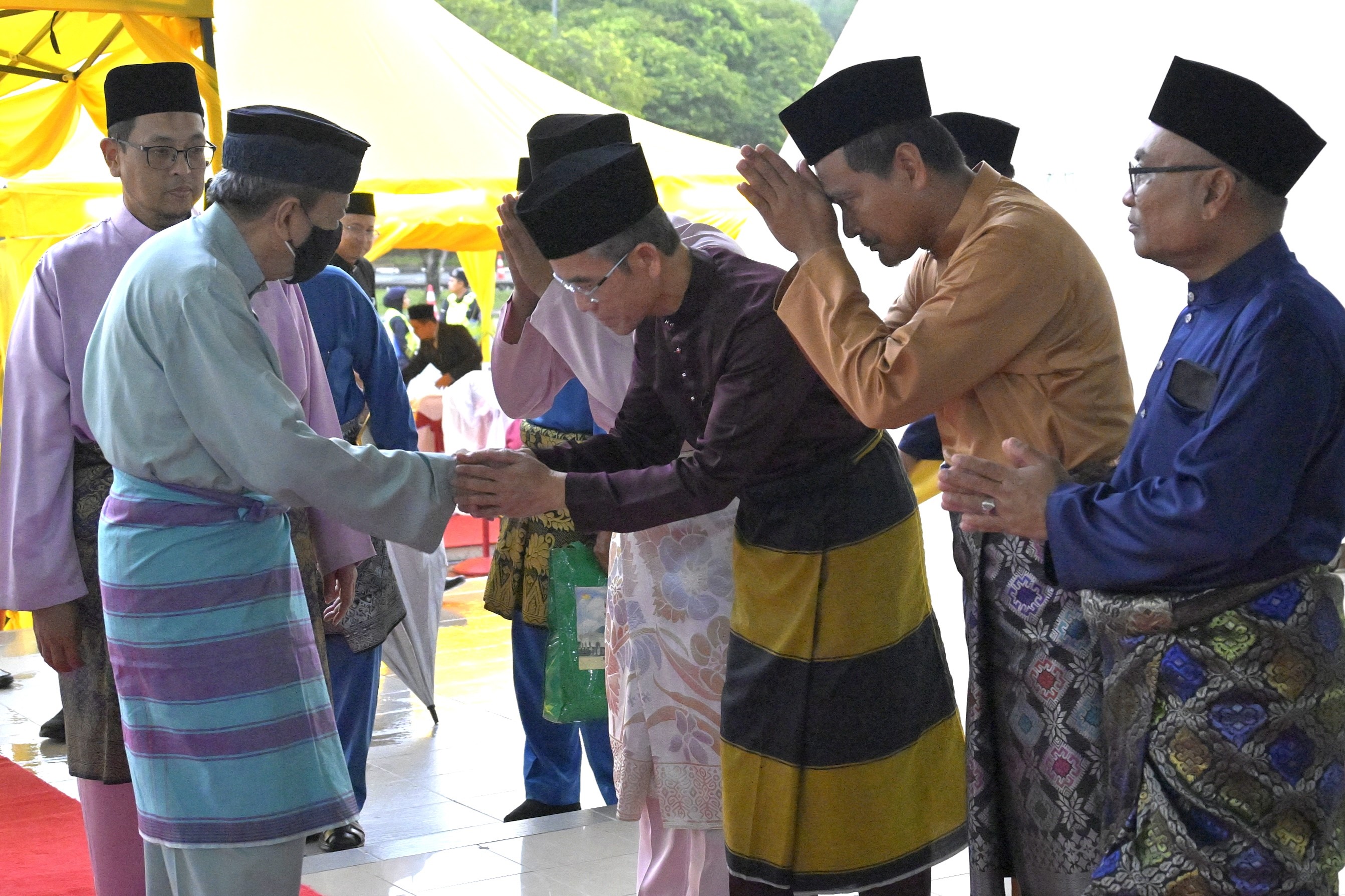 Majlis Berbuka Puasa UPM: DYMM Tuanku Canselor Sampaikan Sumbangan Aidilfitri kepada 50 Pelajar Asnaf