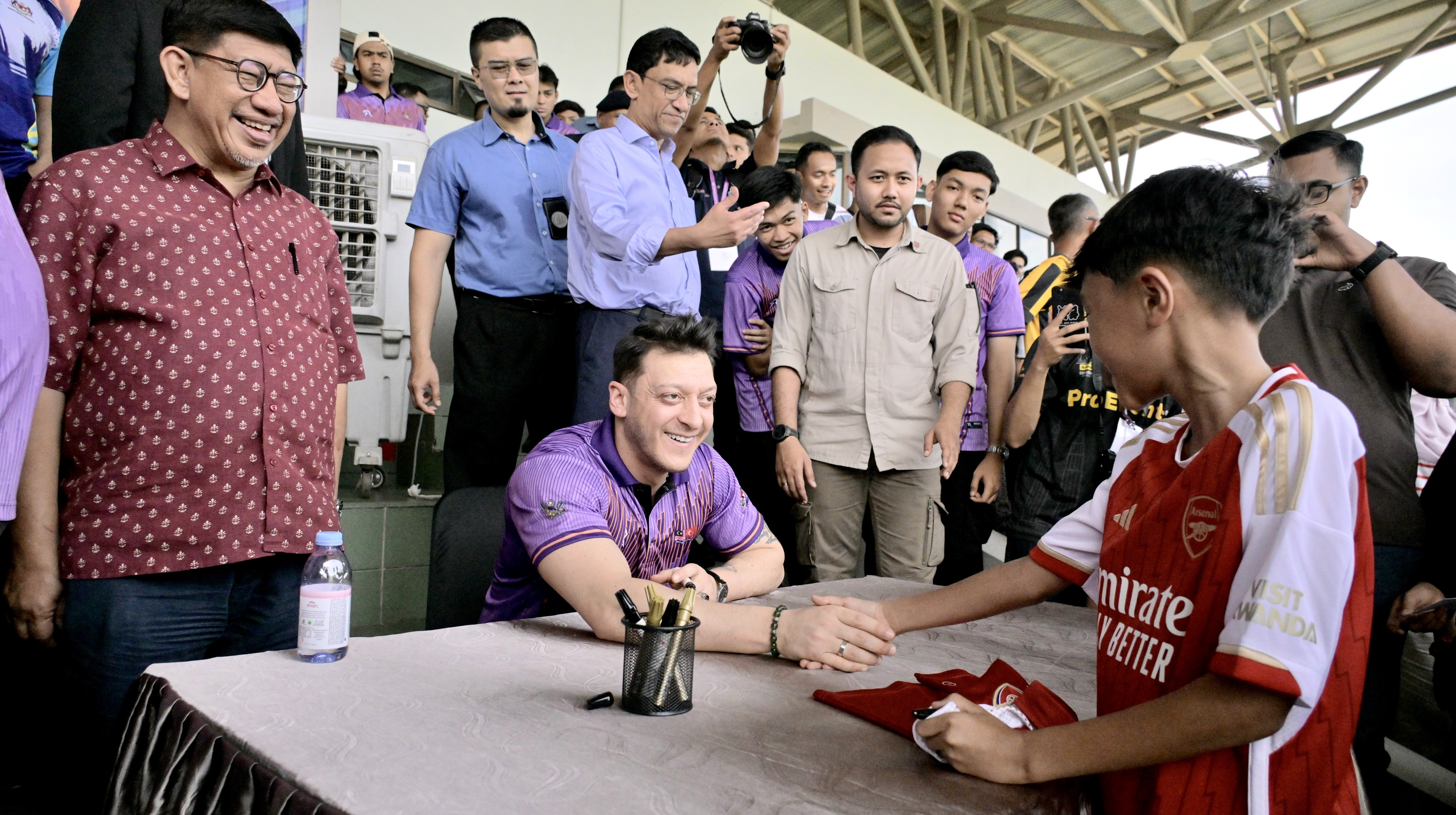 Mesut Özil Gegar USM, Bakar Semangat The Gunners di Pulau Pinang