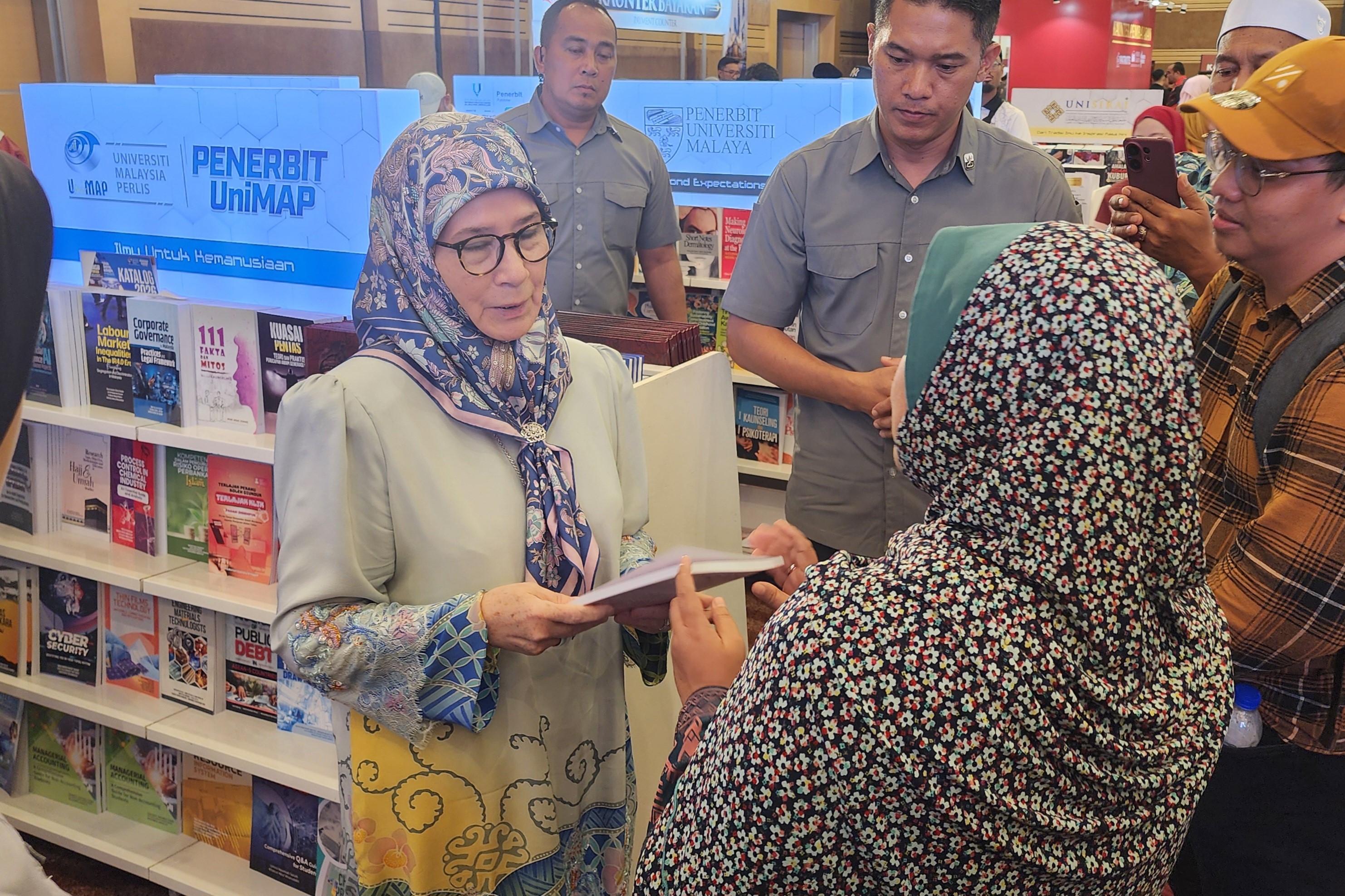 KPT DI PBAKL2026: TENGKU AMPUAN PAHANG BERKENAN KE PAVILION MAPIM, TAMBAH KOLEKSI BUKU SEJARAH DAN DAKWAH