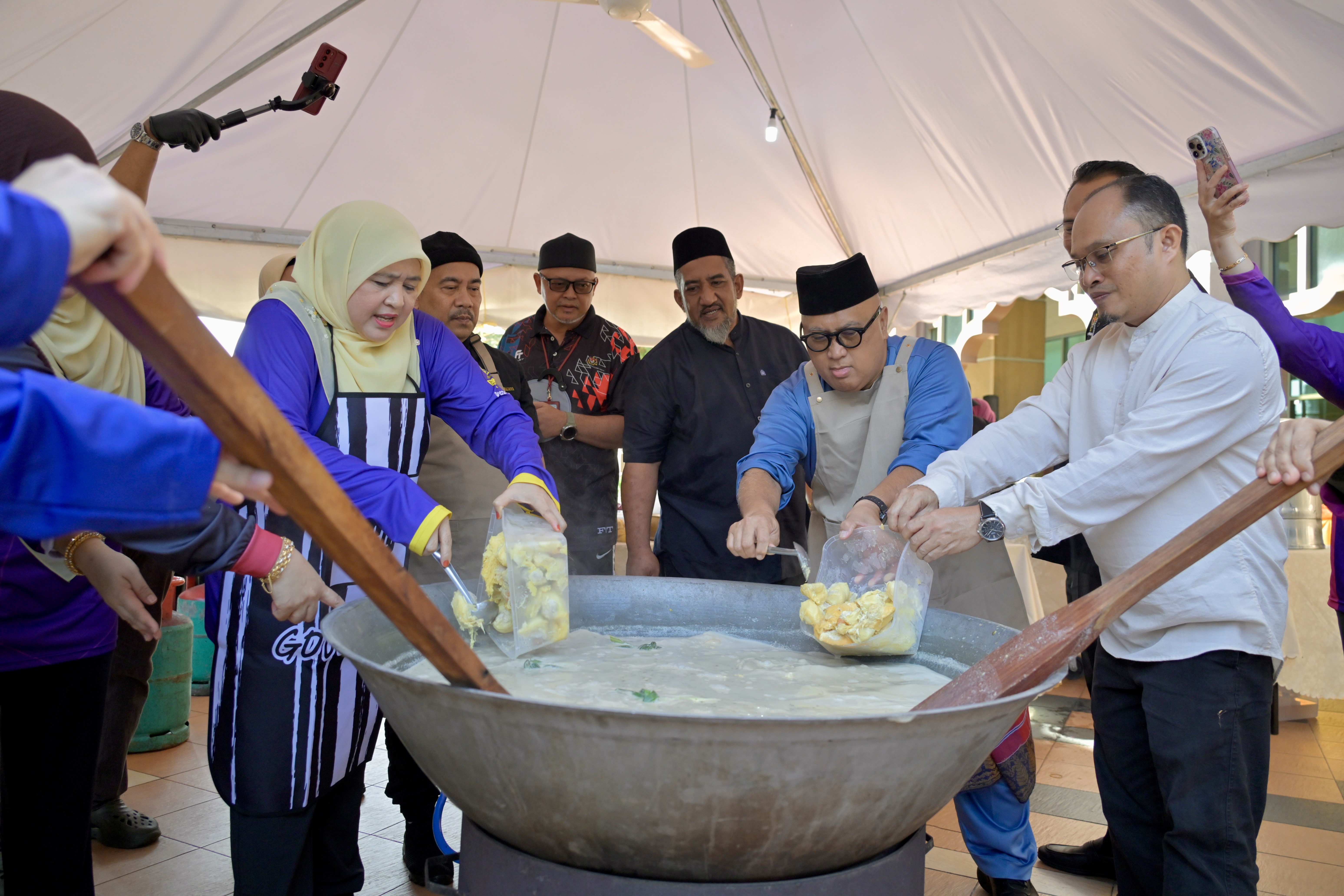 KPT Semarakkan Ukhuwah Awal Muharam Menerusi Edaran 1,000 Pek Bubur Asyura