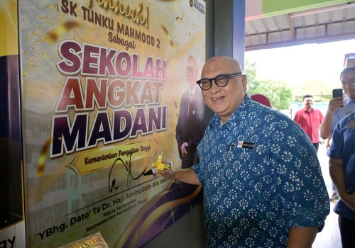KPT Salur RM600,000 Laksana Projek Kampung Angkat MADANI dan Sekolah Angkat MADANI di Kluang