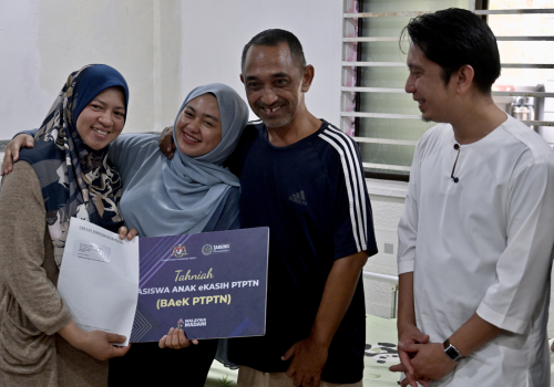 Timbalan Menteri Serah Inisiatif BAeK PTPTN Kepada Empat Pelajar Daripada Keluarga Berpendapatan Rendah Di Melaka