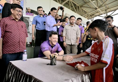 Mesut Özil Gegar USM, Bakar Semangat The Gunners di Pulau Pinang