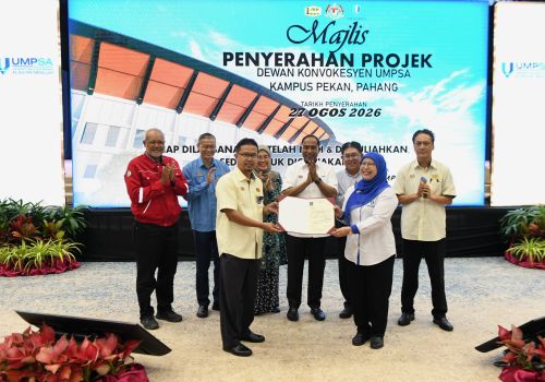 YB Menteri Pendidikan Tinggi Saksi Penyerahan CCC Dewan Konvokesyen, Rasmi Kilang Pengajaran Automotif UMPSA