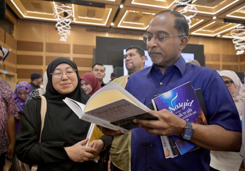 KPT DI PBAKL2026: YB DATO' SERI DIRAJA DR. ZAMBRY LAWAT PAVILION MAPIM, SERU IPT PERKASA PENERBITAN ILMIAH BERKUALITI