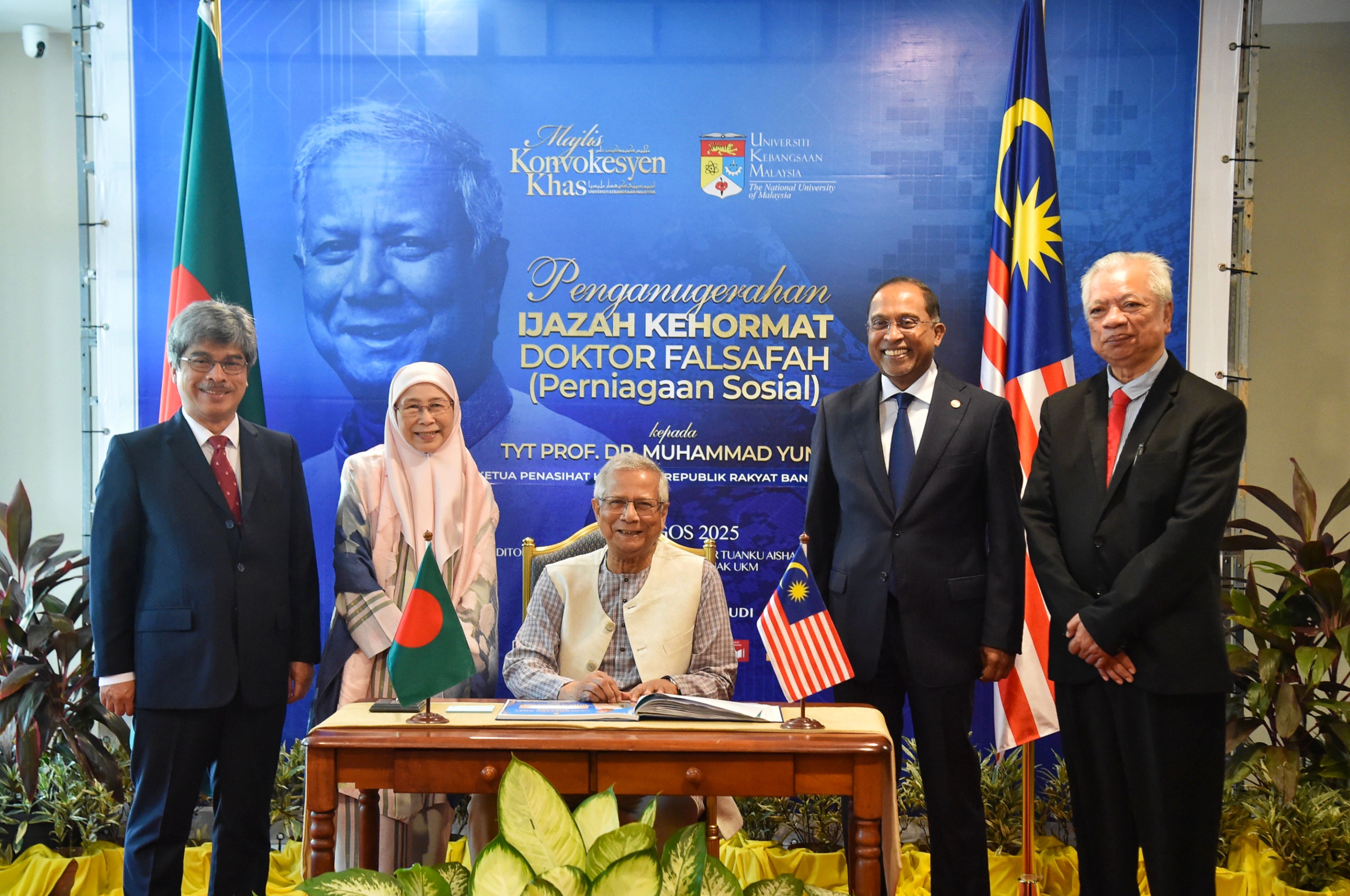 Tokoh Ekonomi Dan Pemenang Hadiah Nobel, Prof. Mohammad Yunus Terima Anugerah Ijazah Kehormat Doktor Falsafah UKM