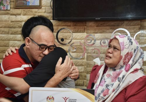 “Dari Pintu Rumah Ke Pintu Harapan": Pelajar Terima Surat Tawaran IPT Dengan Air Mata Syukur